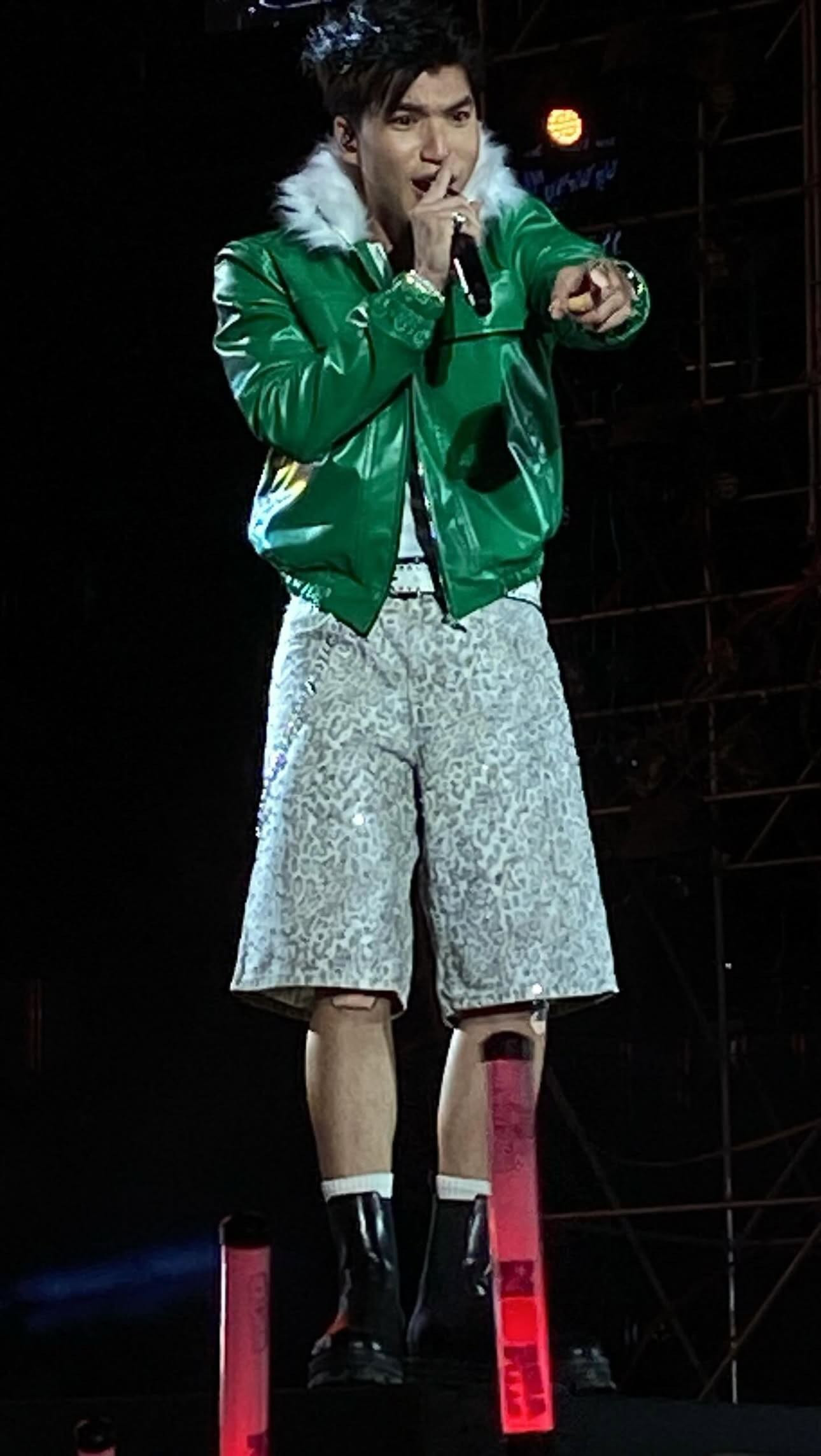 "Visual "cực phẩm" của HIEUTHUHAI không gánh được bộ đồ", một tài khoản bình luận. "Visual "cực phẩm" của HIEUTHUHAI không gánh được bộ đồ", một tài khoản bình luận.