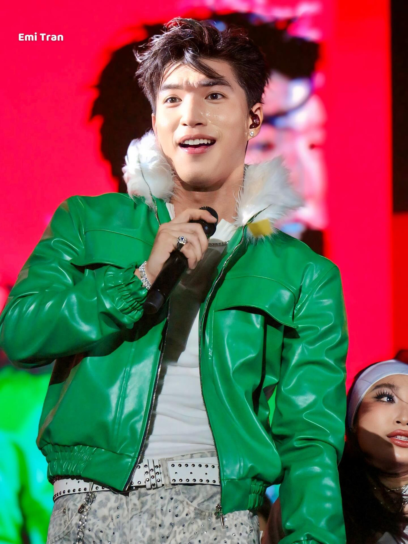 "Visual "cực phẩm" của HIEUTHUHAI không gánh được bộ đồ", một tài khoản bình luận. "Visual "cực phẩm" của HIEUTHUHAI không gánh được bộ đồ", một tài khoản bình luận.