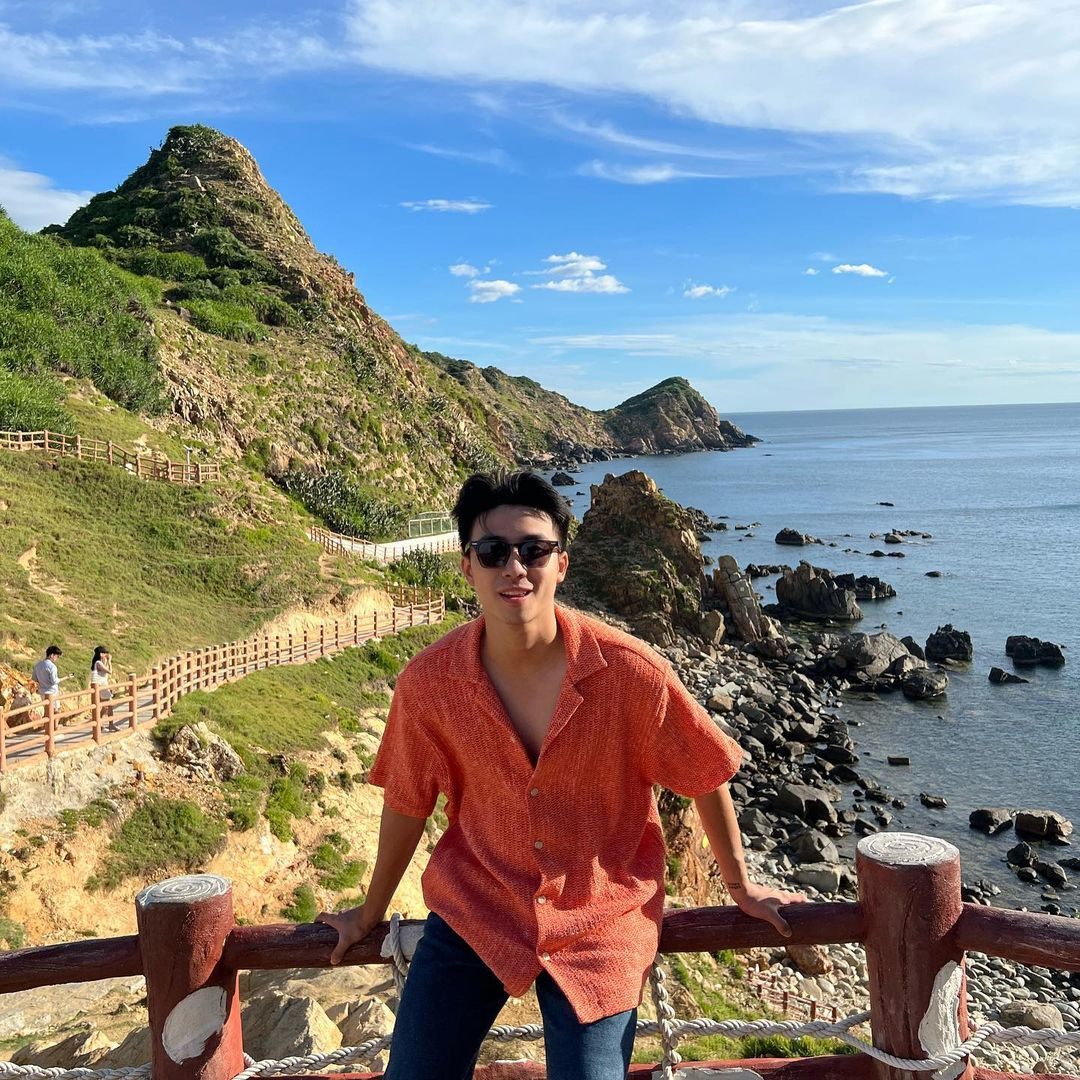 Mỹ nam sinh năm 1997 ưa chuộng các mẫu sơ mi họa tiết phối cùng quần âu, giày loafer trong các buổi hẹn hò, du lịch.