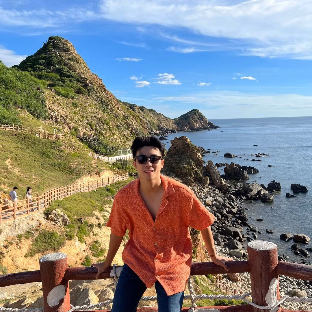 Mỹ nam sinh năm 1997 ưa chuộng các mẫu sơ mi họa tiết phối cùng quần âu, giày loafer trong các buổi hẹn hò, du lịch.