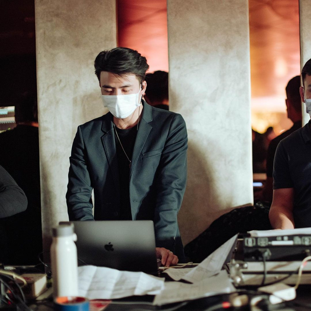 Chàng wedding planner trưởng thành, ngầu hơn trông thấy với trang phục công sở. Blazer, suit tối màu trở thành điểm nhấn, tôn lên visual của &quot;anh Âm&quot;.