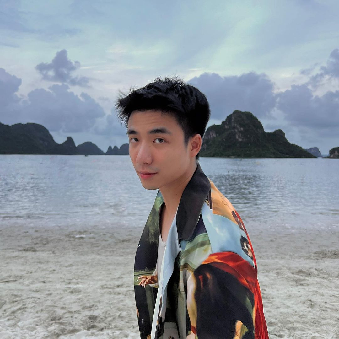 Mỹ nam sinh năm 1997 ưa chuộng các mẫu sơ mi họa tiết phối cùng quần âu, giày loafer trong các buổi hẹn hò, du lịch.