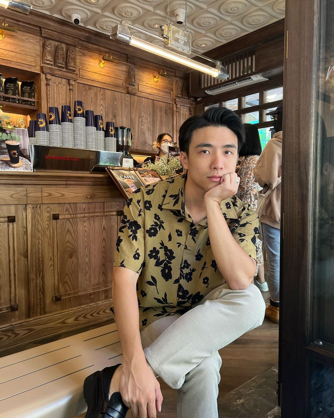 Mỹ nam sinh năm 1997 ưa chuộng các mẫu sơ mi họa tiết phối cùng quần âu, giày loafer trong các buổi hẹn hò, du lịch.