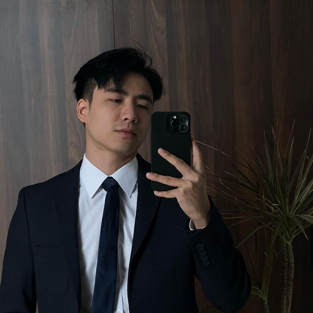 Chàng wedding planner trưởng thành, ngầu hơn trông thấy với trang phục công sở. Blazer, suit tối màu trở thành điểm nhấn, tôn lên visual của &quot;anh Âm&quot;.