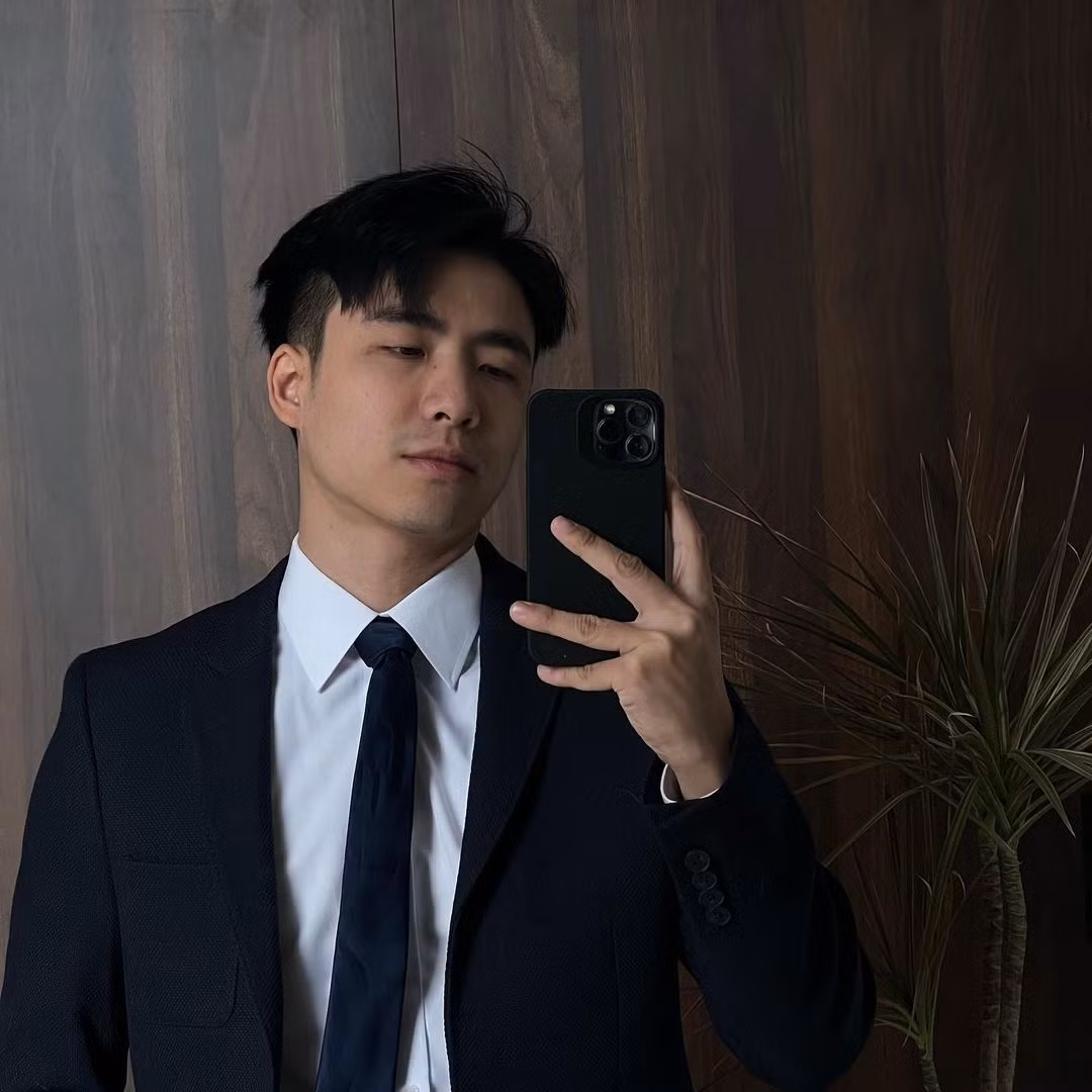 Chàng wedding planner trưởng thành, ngầu hơn trông thấy với trang phục công sở. Blazer, suit tối màu trở thành điểm nhấn, tôn lên visual của "anh Âm".