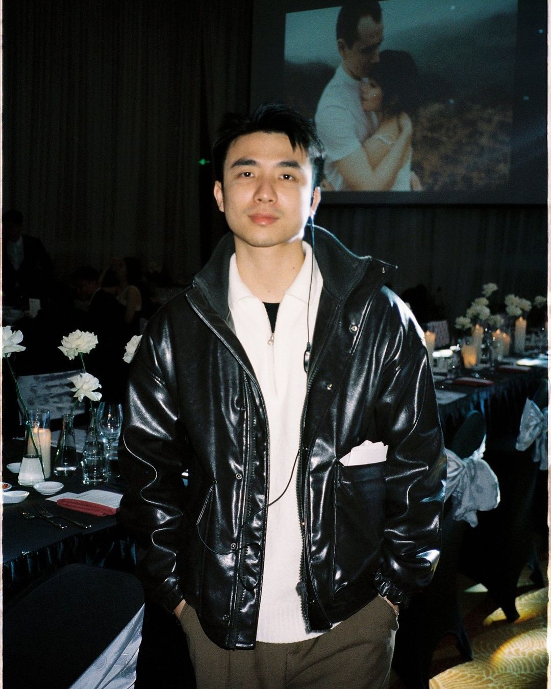 Chàng wedding planner trưởng thành, ngầu hơn trông thấy với trang phục công sở. Blazer, suit tối màu trở thành điểm nhấn, tôn lên visual của &quot;anh Âm&quot;.