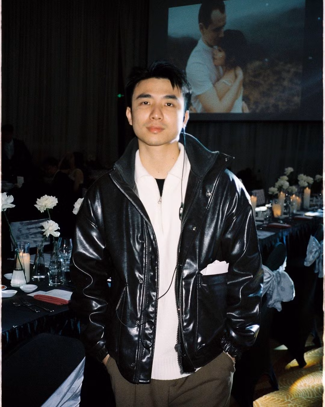 Chàng wedding planner trưởng thành, ngầu hơn trông thấy với trang phục công sở. Blazer, suit tối màu trở thành điểm nhấn, tôn lên visual của "anh Âm".