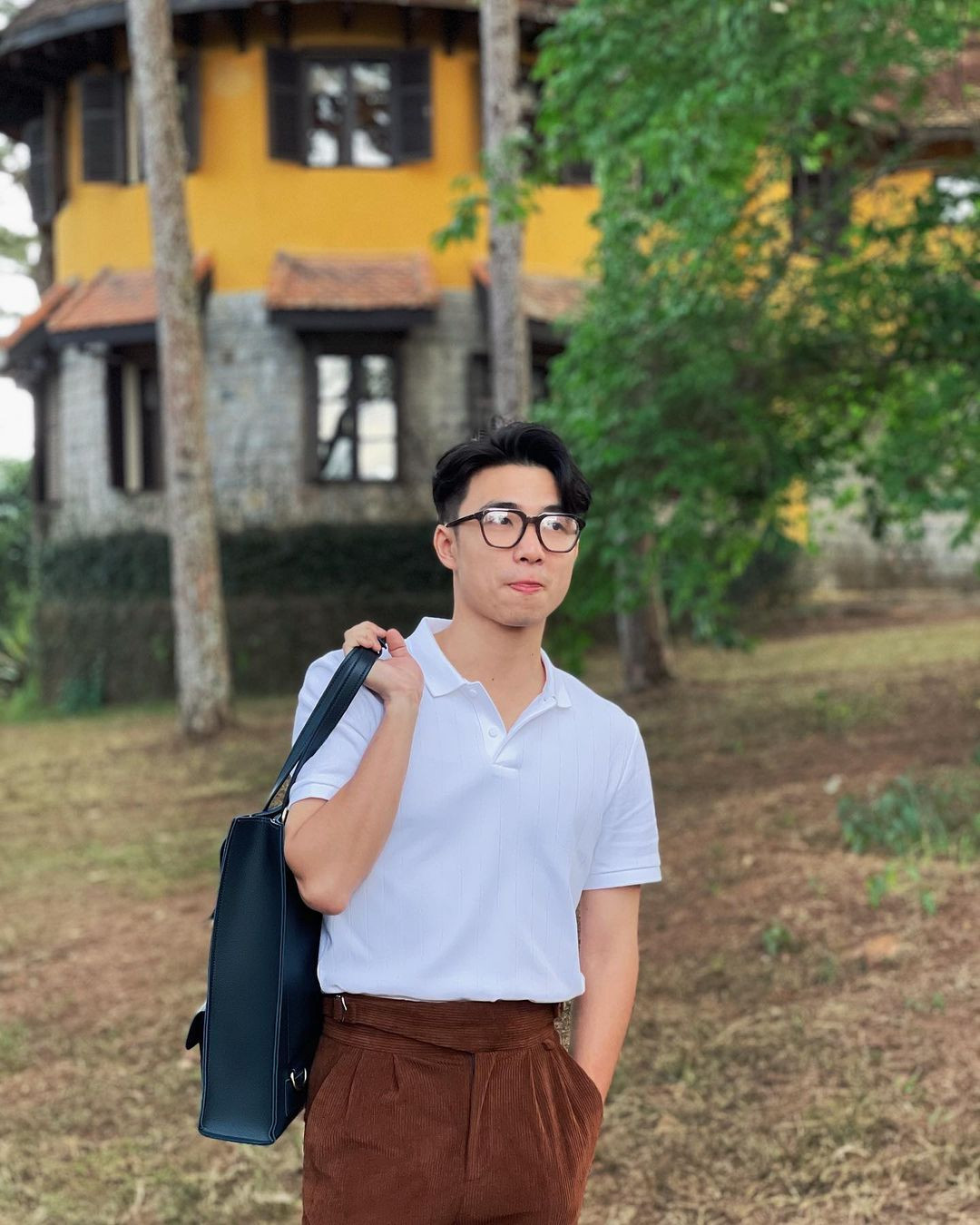 Chàng &quot;thư ký&quot; sinh năm 1997 khoe visual điển trai, thư sinh trong các thiết kế áo polo.