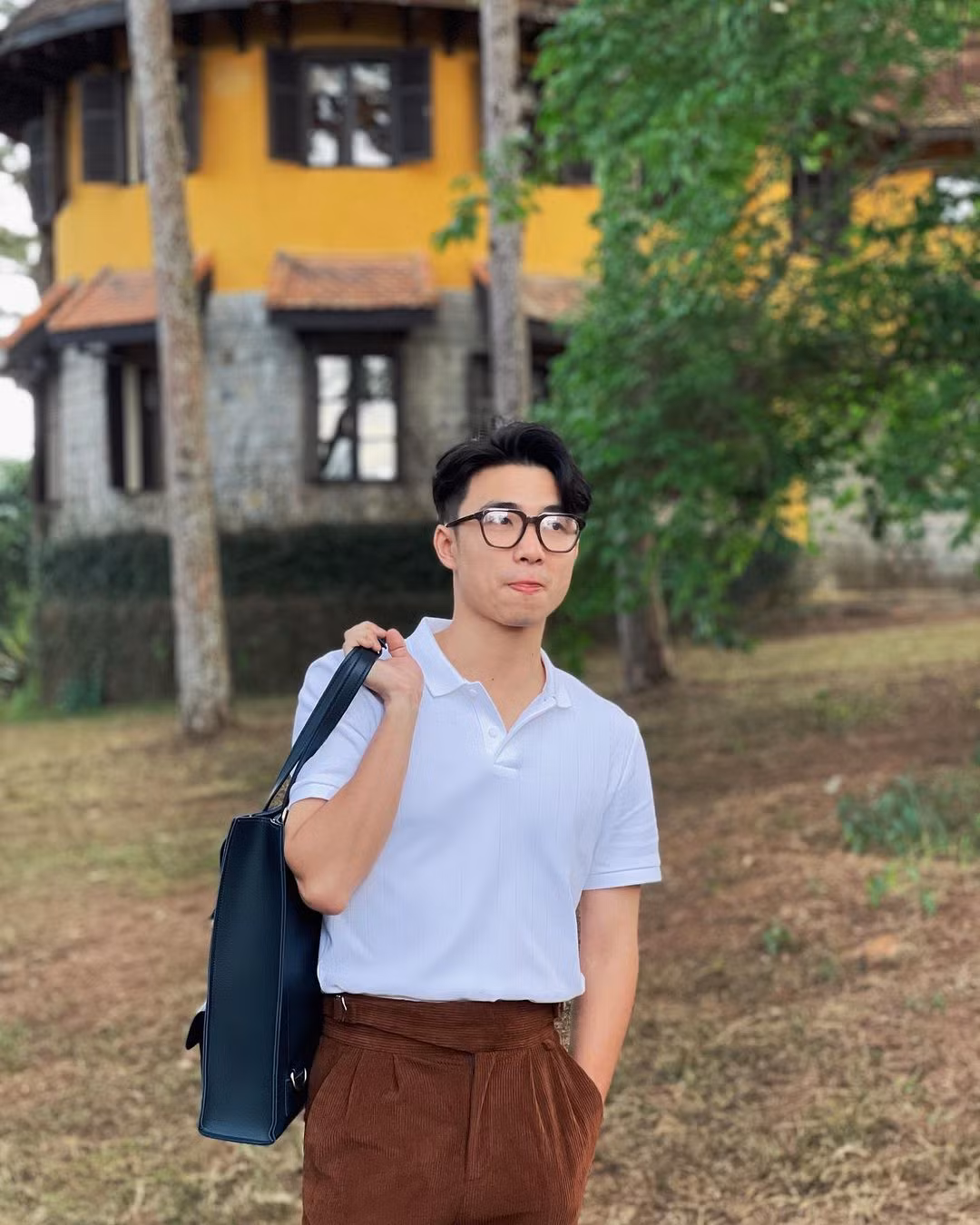 Chàng "thư ký" sinh năm 1997 khoe visual điển trai, thư sinh trong các thiết kế áo polo.