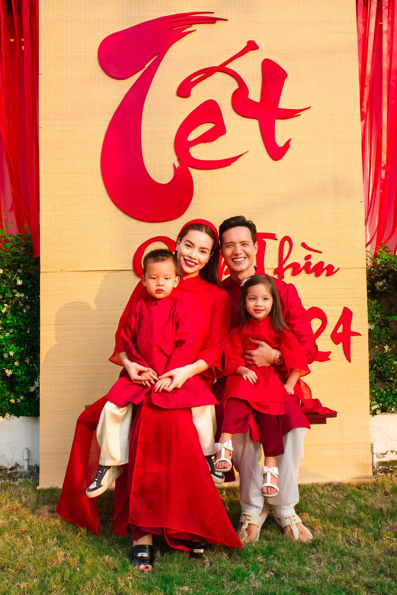 Hồ Ngọc Hà - Kim Lý và hai con trong bộ ảnh đầu Xuân với tà áo dài màu đỏ rực rỡ.
