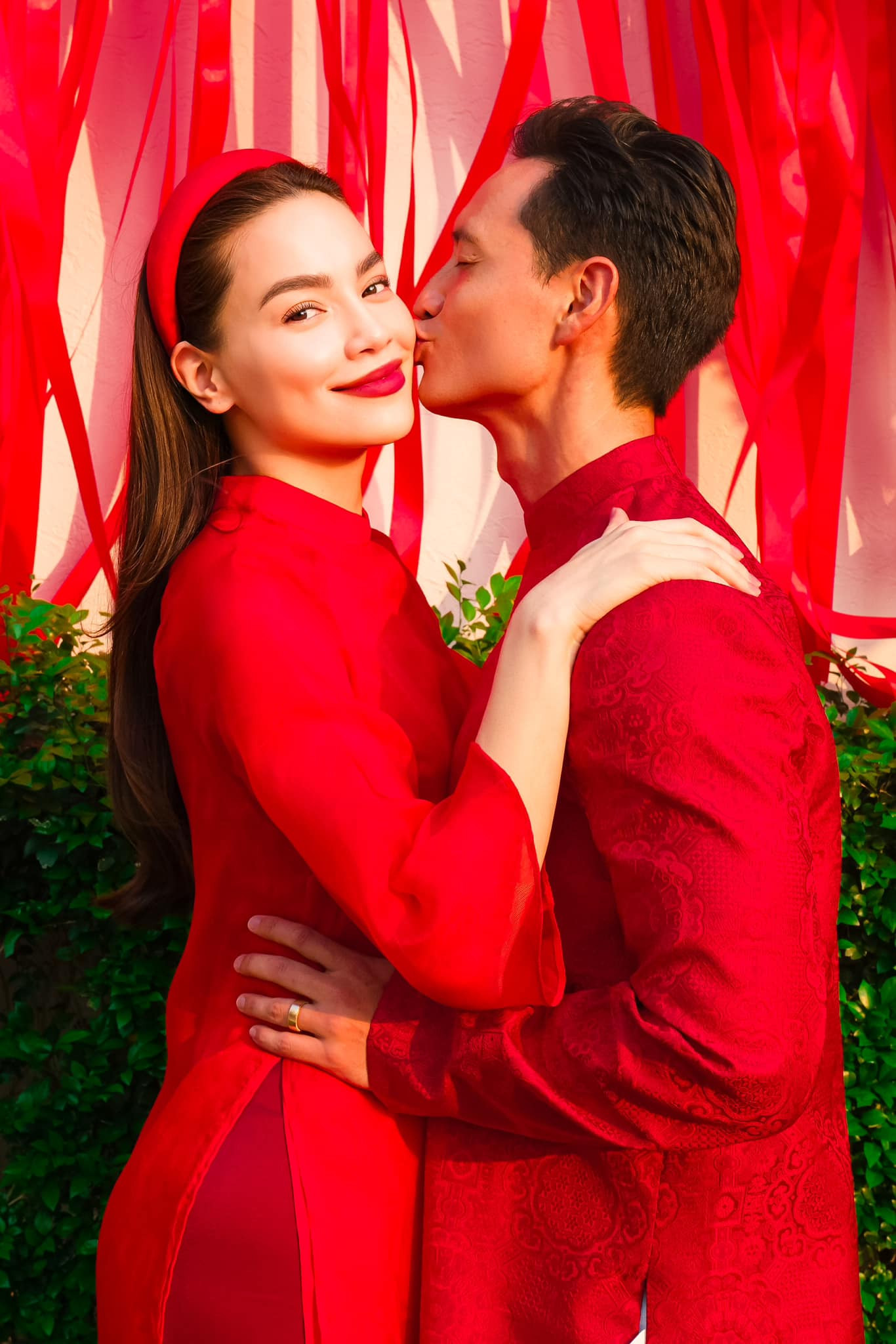 Hồ Ngọc Hà - Kim Lý và hai con trong bộ ảnh đầu Xuân với tà áo dài màu đỏ rực rỡ.