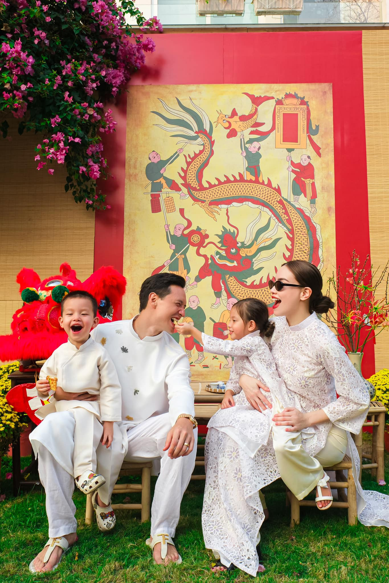 Gia đình nhỏ của Hồ Ngọc Hà rạng rỡ trong tông màu áo dài trắng ngày mùng 2 Tết.