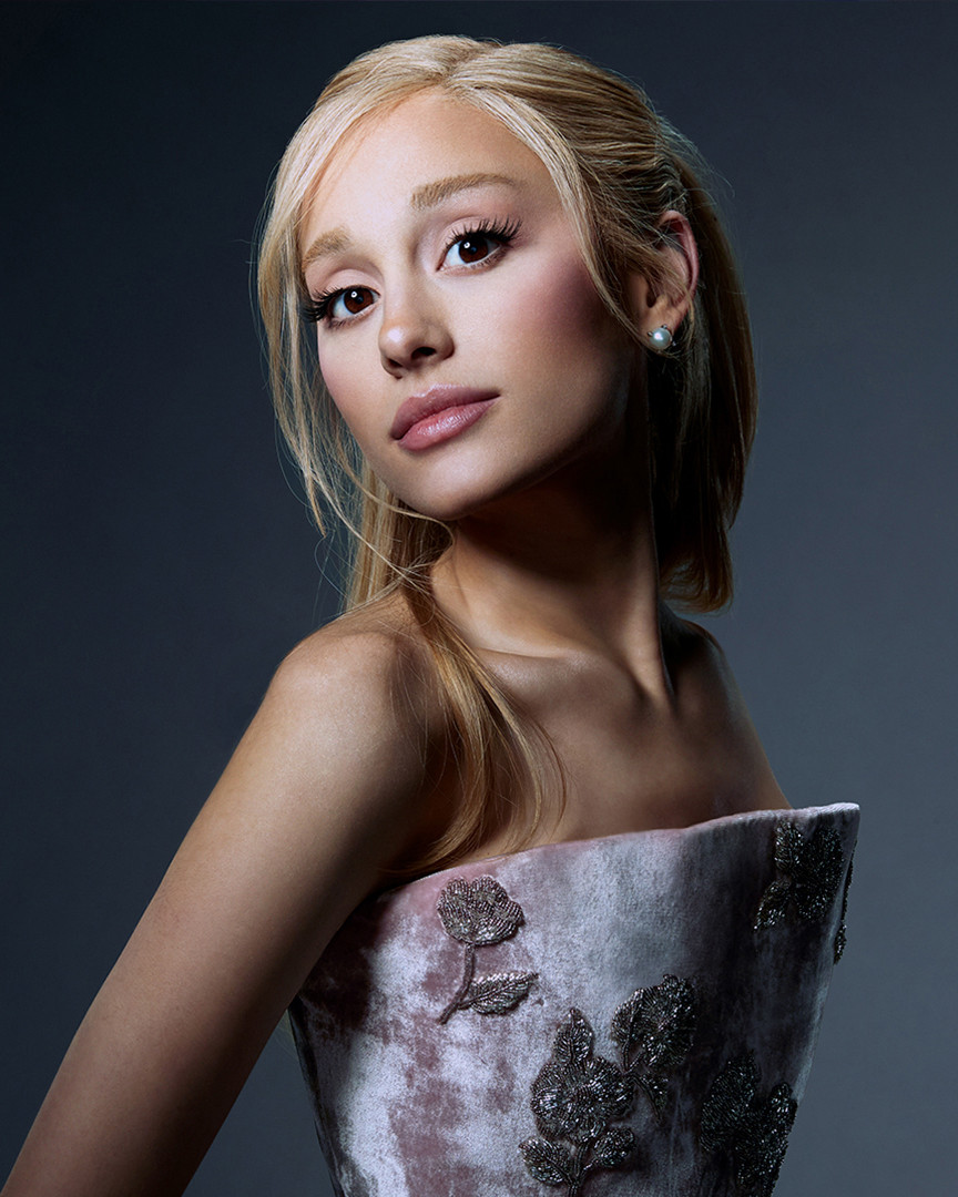 Thiết kế váy được làm từ chất liệu velvet silk cao cấp, đính cườm họa tiết hoa trà tinh tế với form dáng quây tối giản khoe trọn nhan sắc thăng hạng, yêu kiều của &quot;tiểu diva&quot;.