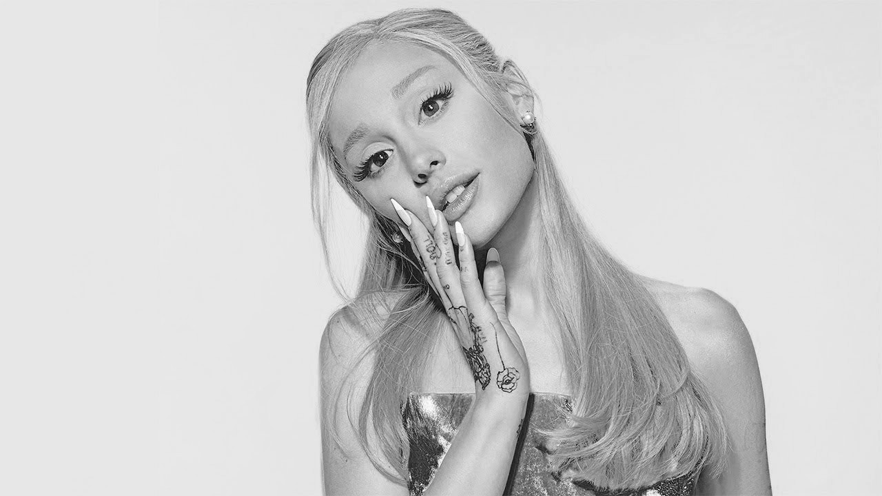 Mẫu đầm quây được Ariana Grande diện là thiết kế best seller nằm trong bộ sưu tập Thu Đông 2023 của anh mang thông điệp về bình đẳng giới.