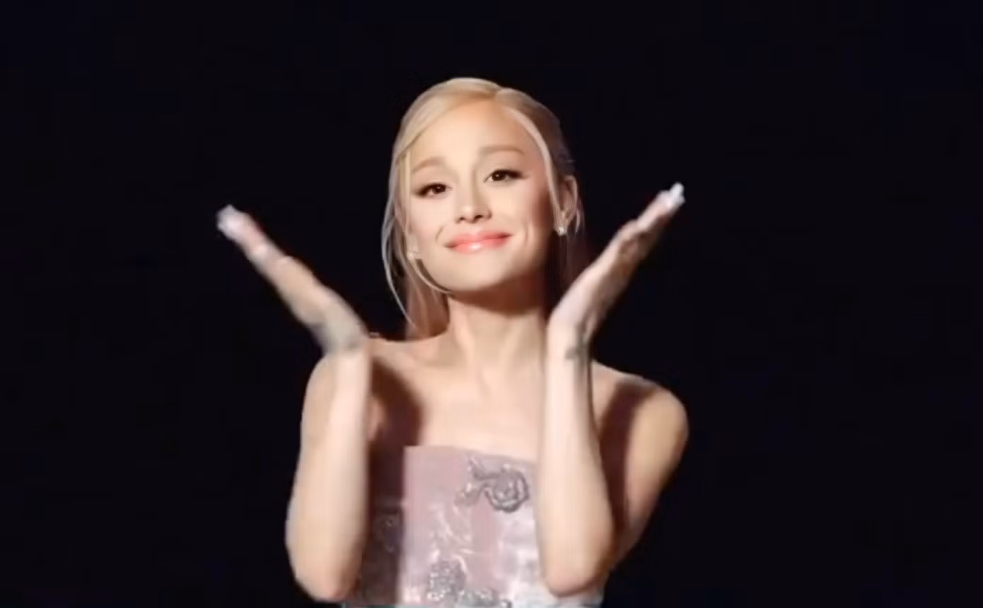 Mẫu đầm quây được Ariana Grande diện là thiết kế best seller nằm trong bộ sưu tập Thu Đông 2023 của anh mang thông điệp về bình đẳng giới.