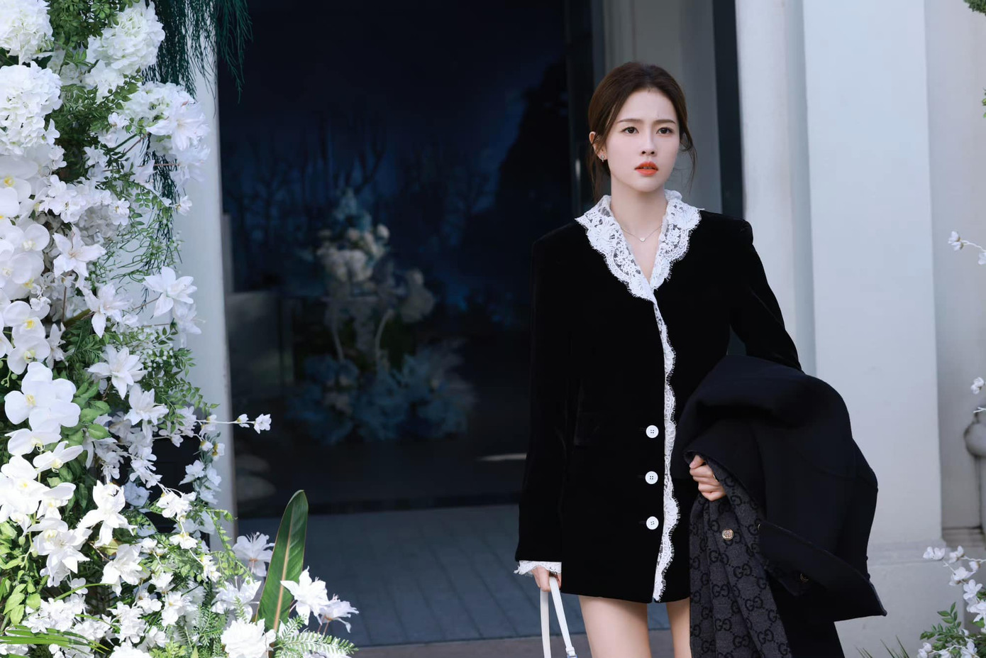 Cùng "dát" hàng hiệu, bí quyết nào giúp Kim Ji Won (Queen of Tears) áp đảo Bạch Lộc? ảnh 17 Cùng "dát" hàng hiệu, bí quyết nào giúp Kim Ji Won (Queen of Tears) áp đảo Bạch Lộc? ảnh 17