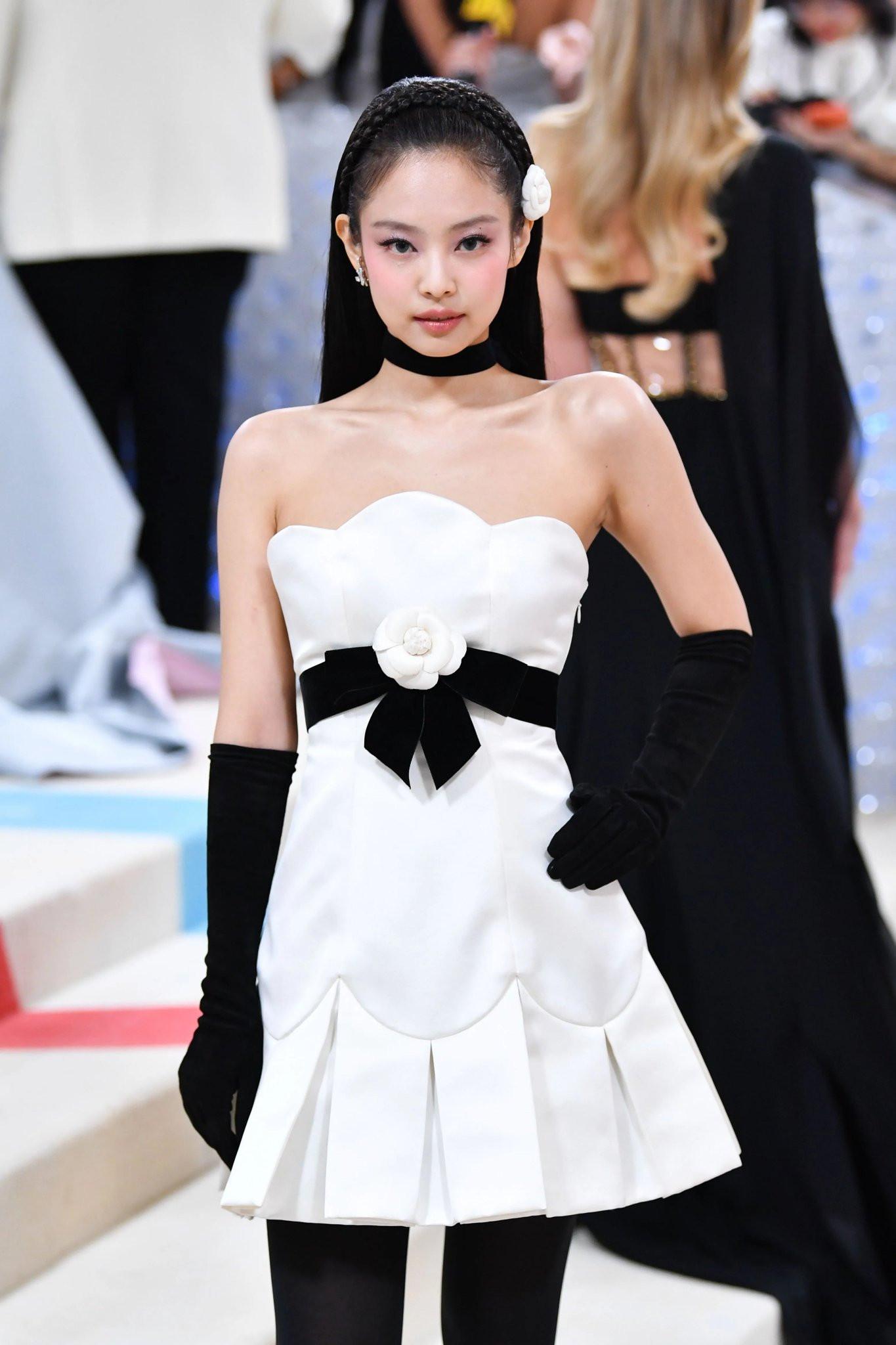 Jennie BLACKPINK diện thiết kế hoa trà thanh lịch của nhà mốt Chanel, vinh danh huyền thoại thời trang Karl Lagerfeld.