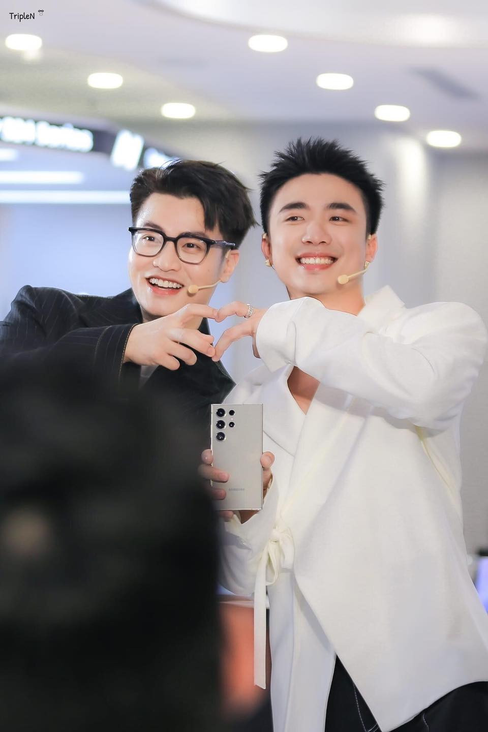 "Chủ tịch và thư ký" ghi điểm nhờ diện mạo chỉn chu tại các sự kiện. Cách phối trang phục tông màu đen - trắng tương phản hay pastel xanh - hồng ngọt ngào ăn ý đến bất ngờ.