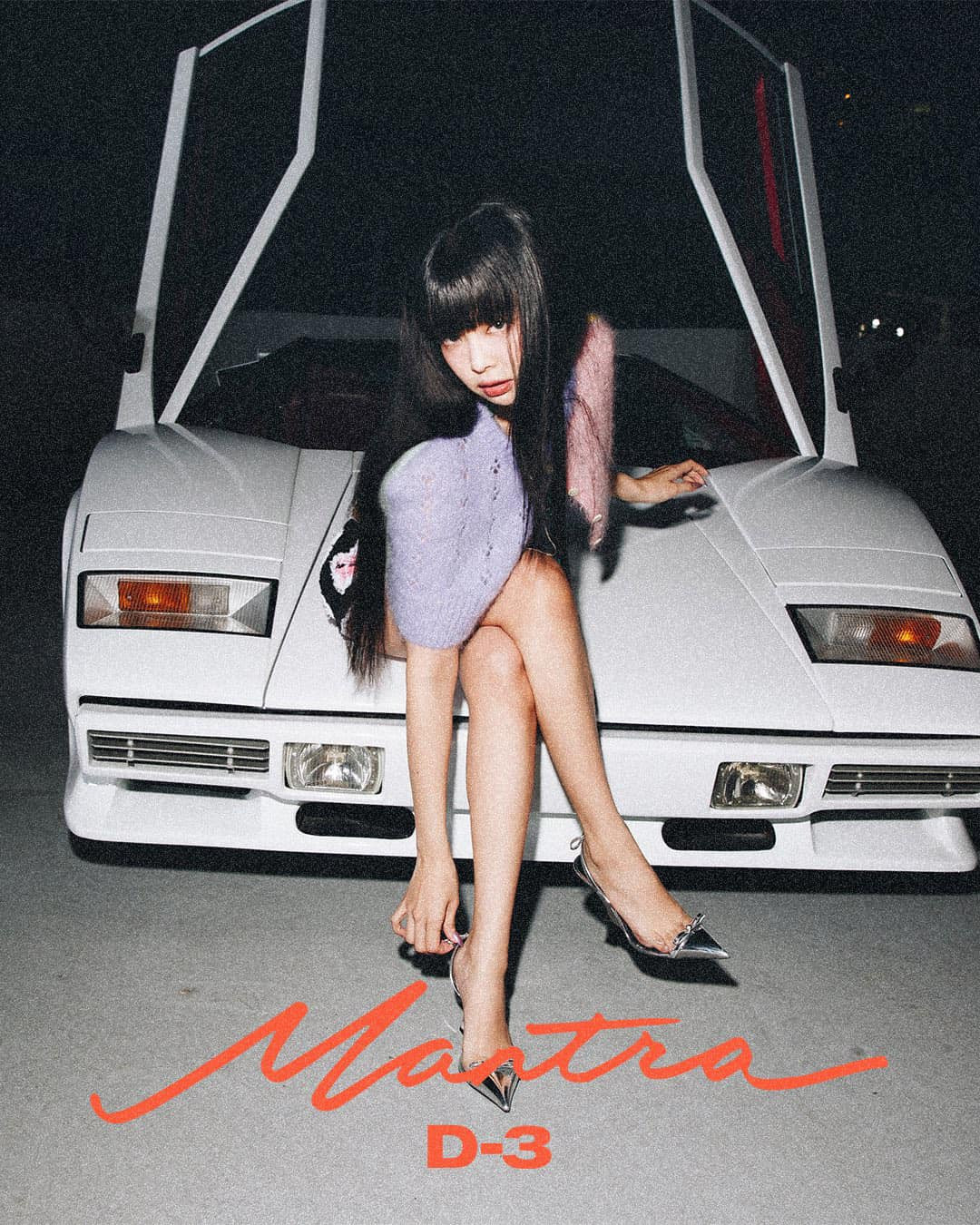 Chi tiết nơ xuất hiện xuyên suốt MV từ phụ kiện grilz trên răng, nail hay đôi giày Versace “cộp mác” tinh thần balletcore được Jennie BLACKPINK yêu thích lâu nay.