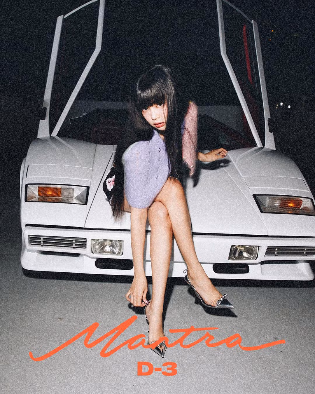 Chi tiết nơ xuất hiện xuyên suốt MV từ phụ kiện grilz trên răng, nail hay đôi giày Versace “cộp mác” tinh thần balletcore được Jennie BLACKPINK yêu thích lâu nay. Chi tiết nơ xuất hiện xuyên suốt MV từ phụ kiện grilz trên răng, nail hay đôi giày Versace “cộp mác” tinh thần balletcore được Jennie BLACKPINK yêu thích lâu nay.