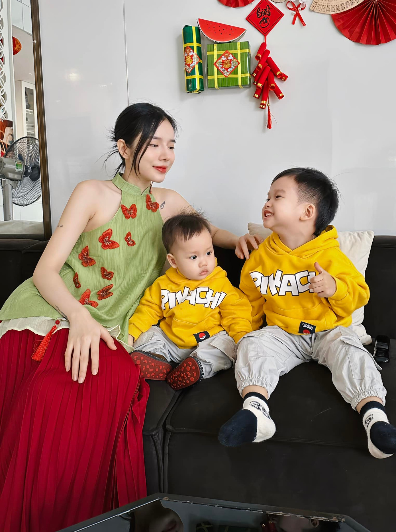 Ly Ly là số ít mỹ nhân Việt đón Tết cùng áo yếm. Set trang phục tông màu xanh đỏ nổi bật tôn lên vóc dáng mảnh mai cùng nhan sắc yêu kiều của nữ ca sĩ.