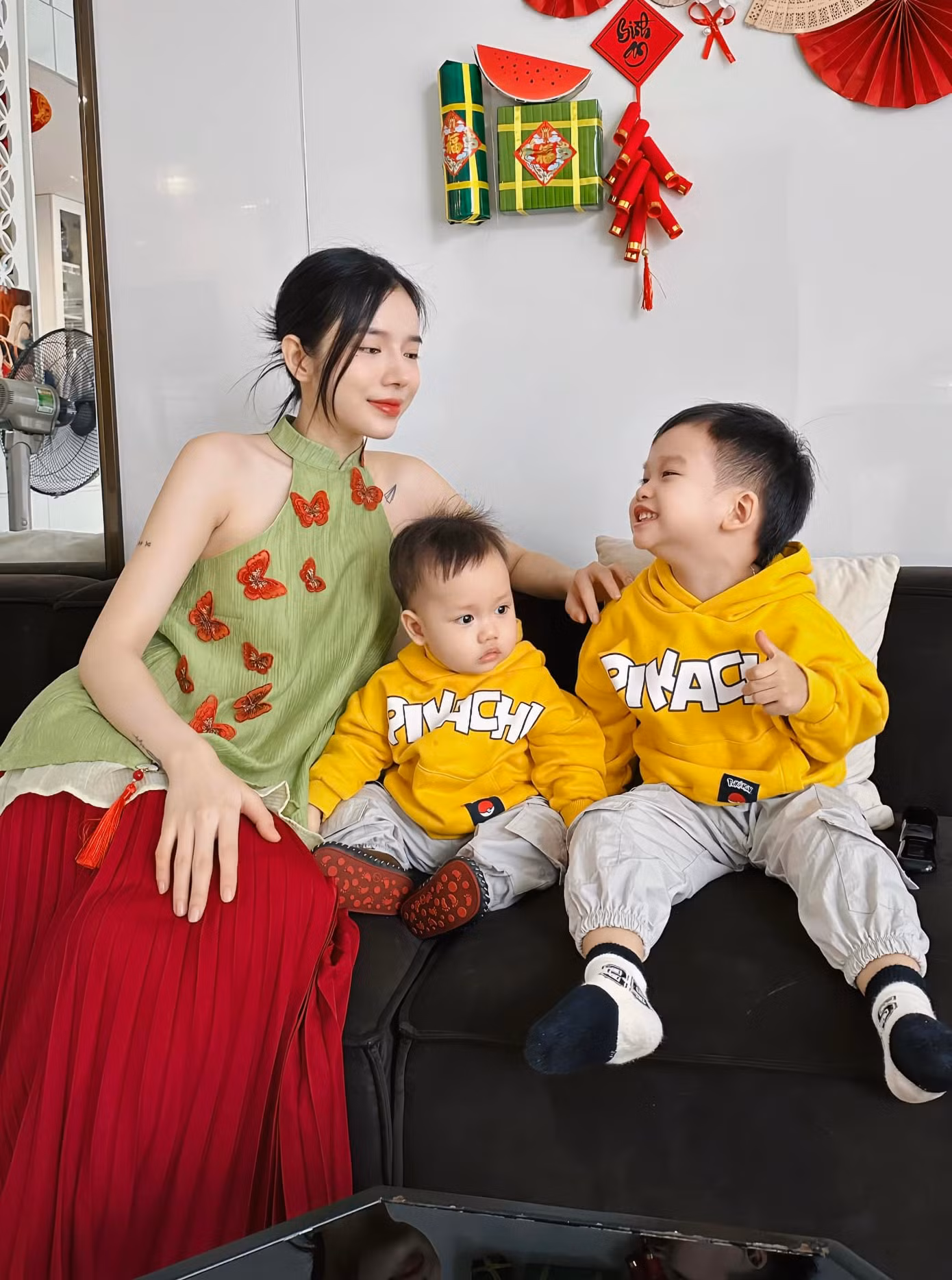 Ly Ly là số ít mỹ nhân Việt đón Tết cùng áo yếm. Set trang phục tông màu xanh đỏ nổi bật tôn lên vóc dáng mảnh mai cùng nhan sắc yêu kiều của nữ ca sĩ.