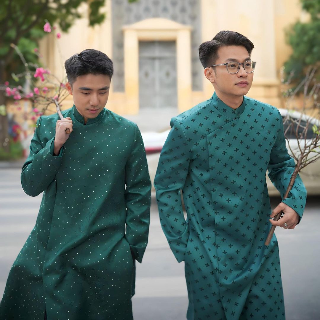 Bộ hình Tết &quot;gây bão&quot; MXH của chú Ninh - anh Âm. Cặp đôi khéo léo lựa chọn áo dài cùng tông màu, tạo điểm nhấn với họa tiết khác nhau.