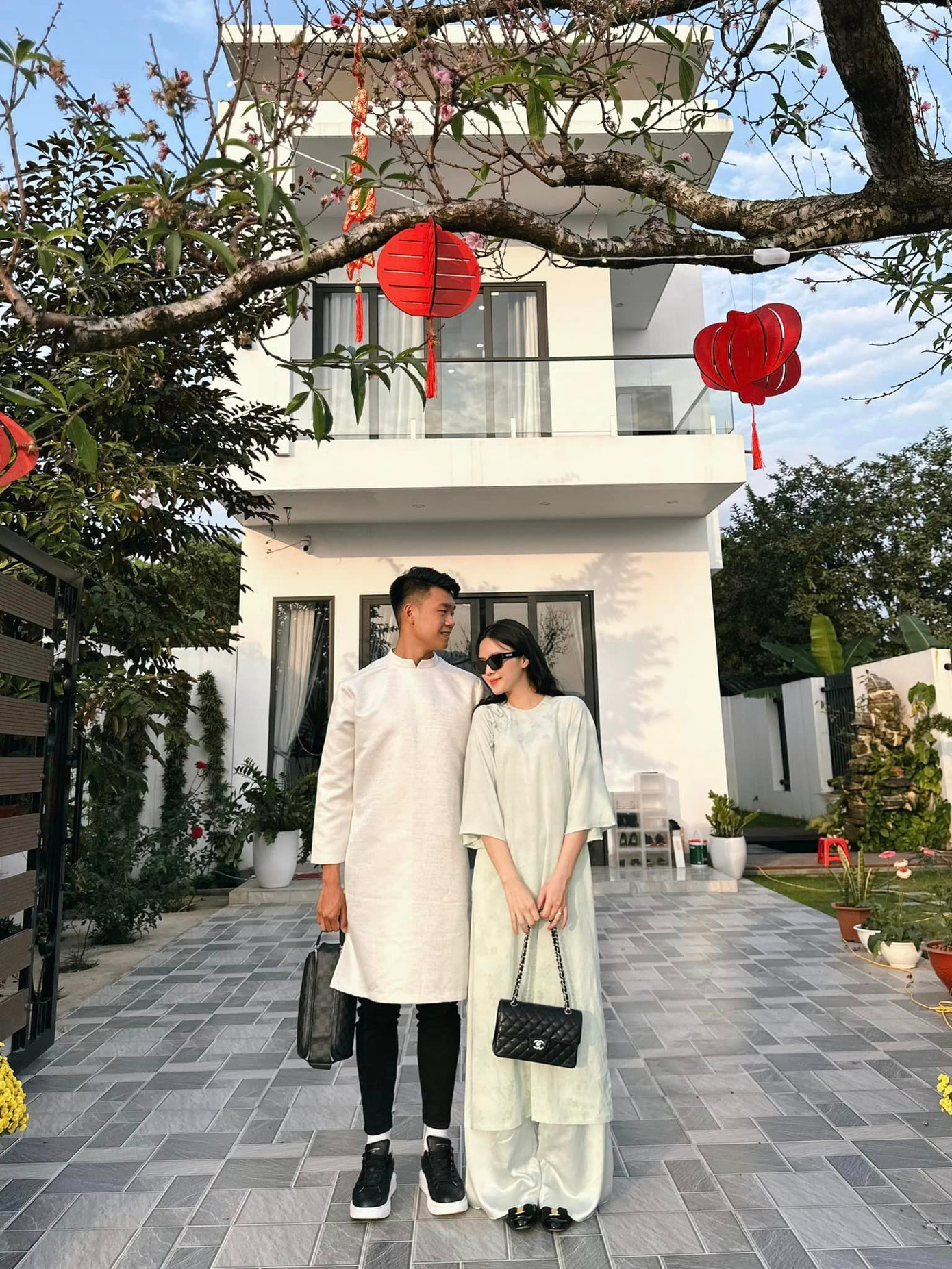 Người đẹp sinh năm 2000 khéo léo phối, mang đến diện mạo xinh đẹp dịu dàng trong những ngày đầu Xuân Giáp Thìn 2024. Người đẹp sinh năm 2000 khéo léo phối, mang đến diện mạo xinh đẹp dịu dàng trong những ngày đầu Xuân Giáp Thìn 2024.