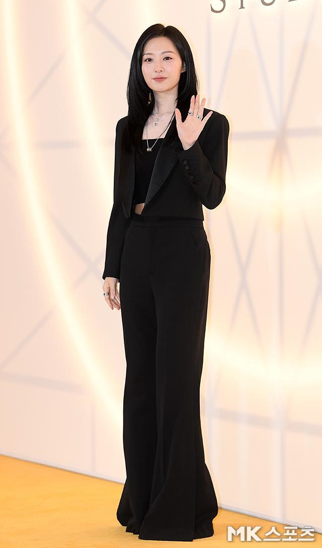 Kim Ji Won là mỹ nhân Hàn nhận về nhiều lời khen tại sự kiện. Nữ chính Queen of Tears diện trang phục với thiết kế tối giản, khoe nhan sắc trẻ trung ở tuổi ngoài 30. Kim Ji Won là mỹ nhân Hàn nhận về nhiều lời khen tại sự kiện. Nữ chính Queen of Tears diện trang phục với thiết kế tối giản, khoe nhan sắc trẻ trung ở tuổi ngoài 30.