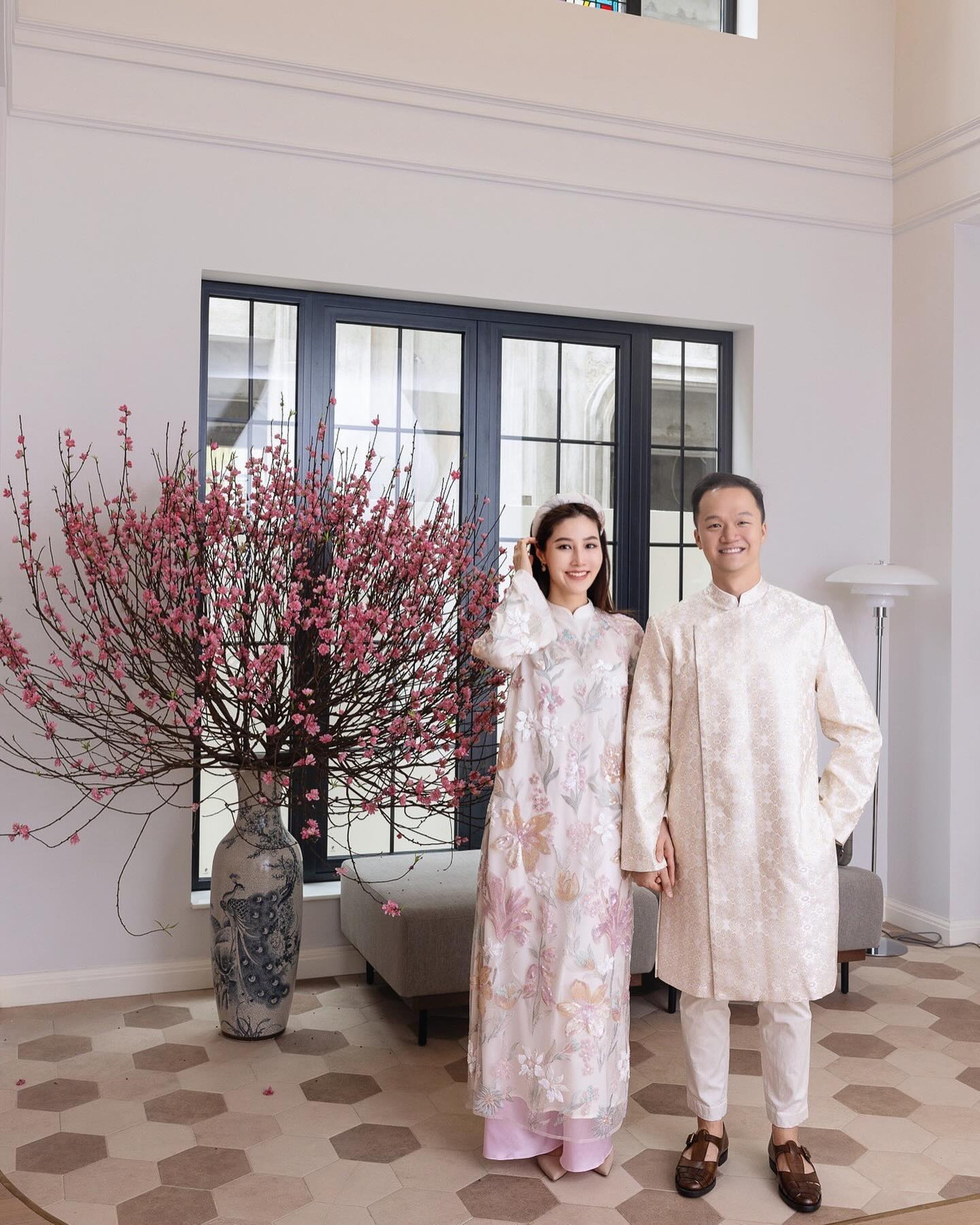 Diễm My 9X dịu dàng, đằm thắm bên chồng doanh nhân Vinh Nguyễn trong ngày đầu năm. Hai mẫu áo dài tông màu hồng dịu mắt của nàng dâu hào môn mới &quot;ghi điểm&quot; mạnh mẽ.