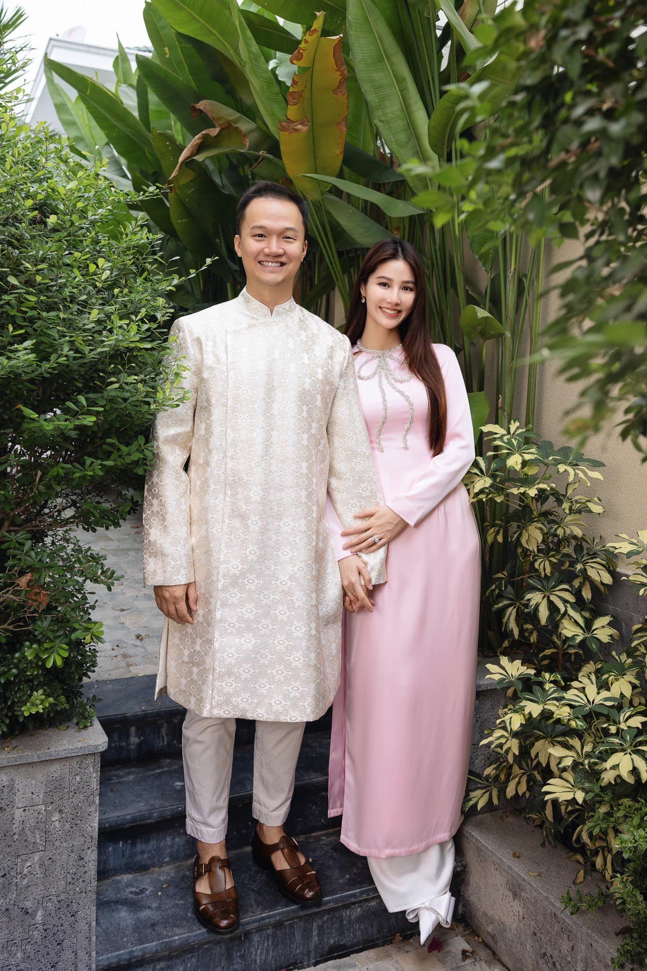 Diễm My 9X dịu dàng, đằm thắm bên chồng doanh nhân Vinh Nguyễn trong ngày đầu năm. Hai mẫu áo dài tông màu hồng dịu mắt của nàng dâu hào môn mới &quot;ghi điểm&quot; mạnh mẽ.