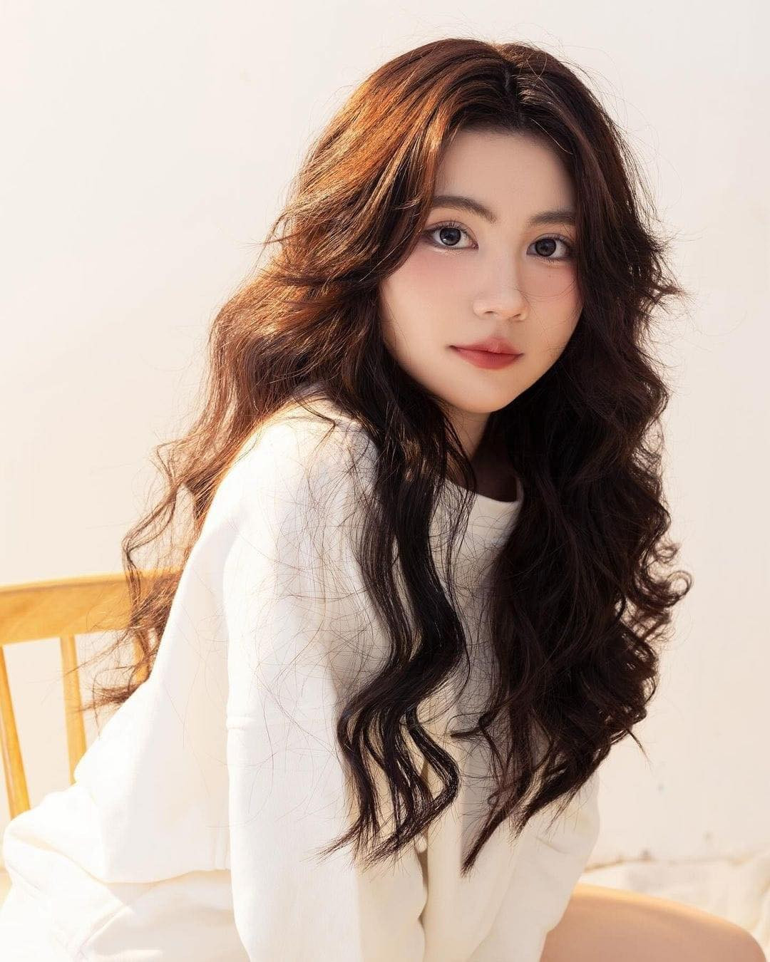 Visual Hạt Dẻ thăng hạng nhờ kiểu tóc xoăn sóng bồng bềnh mới lạ, lớp trang điểm nhẹ nhàng.