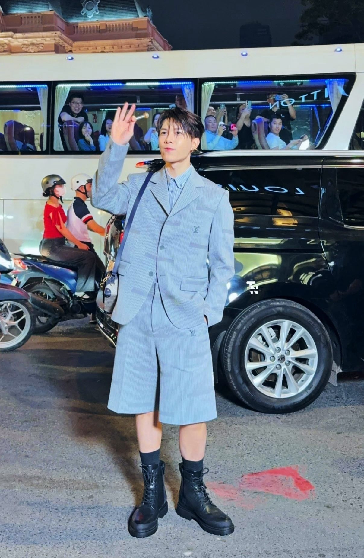 Anh Tú Atus diện thiết kế thuộc BST kết hợp cùng nghệ sỹ Park Seo Bo, có giá hơn 156 triệu đồng.