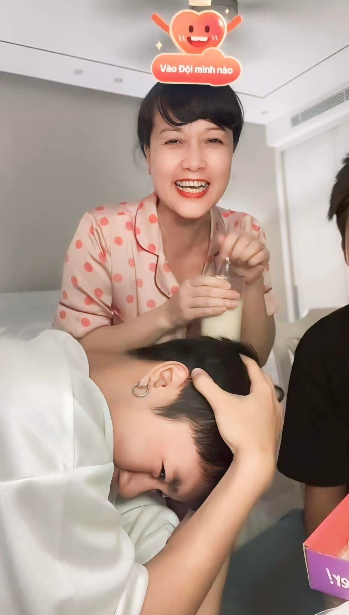 &quot;Mộng chè&quot; Vân Dung lên sóng livestream cùng con trai Long Vũ giữa &quot;cơn sốt&quot; Đi Giữa Trời Rực Rỡ.