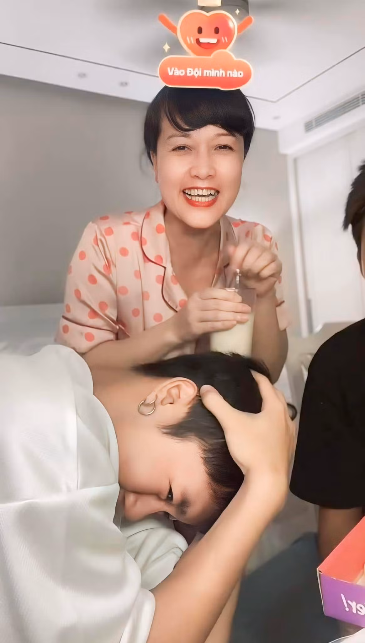 "Mộng chè" Vân Dung lên sóng livestream cùng con trai Long Vũ giữa "cơn sốt" Đi Giữa Trời Rực Rỡ.