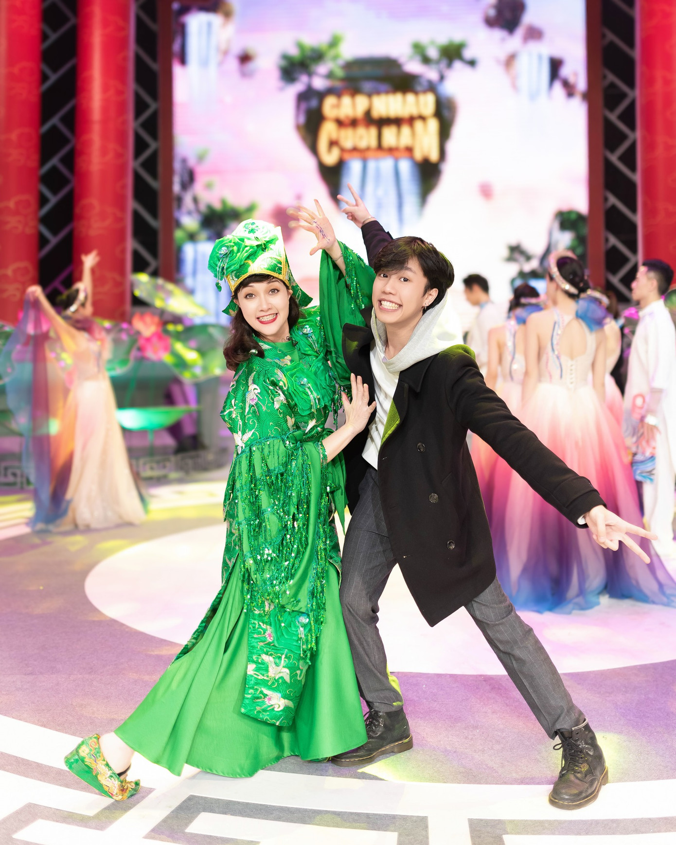 &quot;Mộng chè&quot; Vân Dung lên sóng livestream cùng con trai Long Vũ giữa &quot;cơn sốt&quot; Đi Giữa Trời Rực Rỡ.