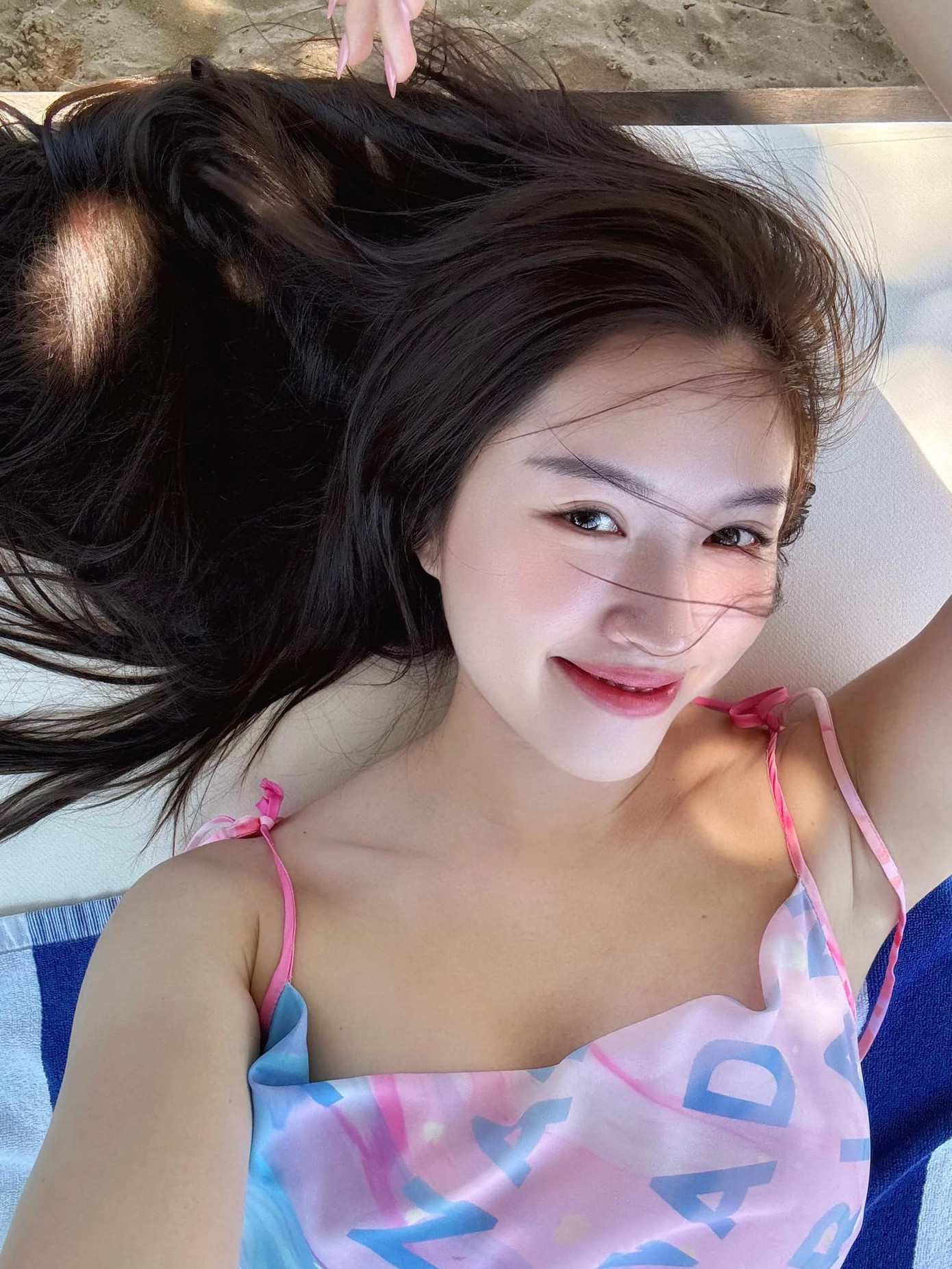 Thanh Thanh Huyền nhận nhiều lời khen từ netizen với diện mạo trẻ trung, nữ tính đón Hè. Người đẹp khoe khéo sắc vóc khi diện bikini len móc trong chuyến du lịch Mũi Né, Bình Thuận.