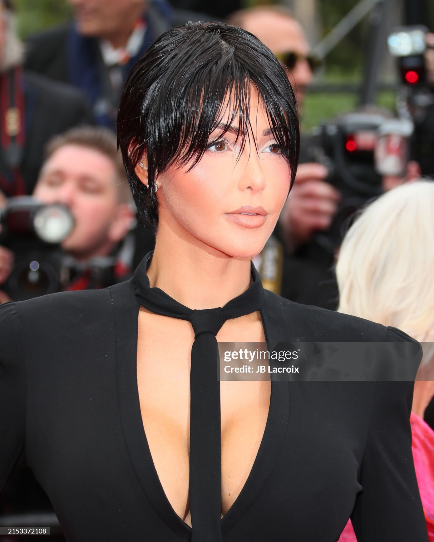 Visual siêu thực của Nabilla Benattia trên thảm đỏ sự kiện ra mắt phim The Apprentice. “Bông hồng Pháp” diện mẫu đầm ôm xẻ sâu màu đen kết hợp cùng cà vạt mảnh.