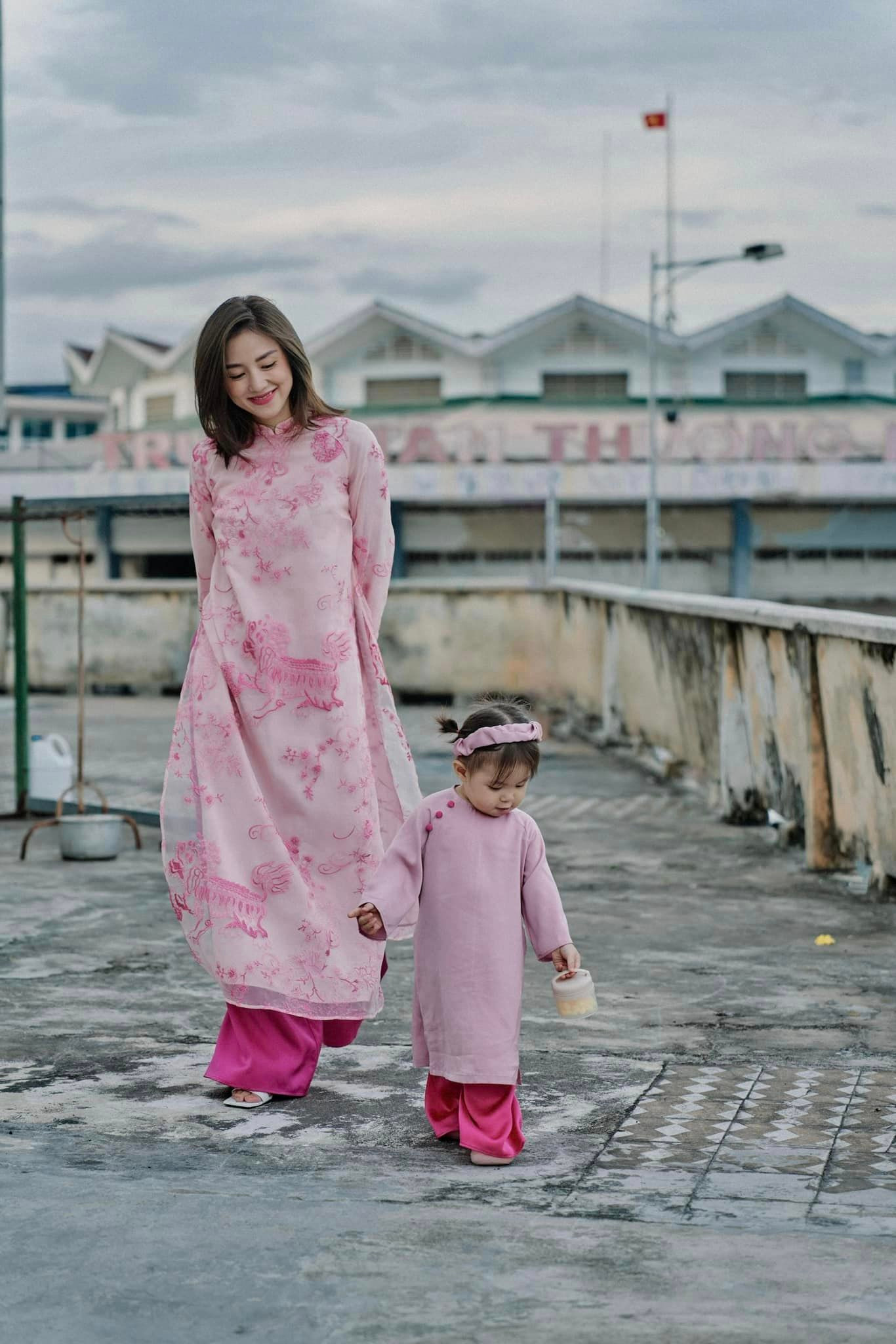 Hotgirl Salim cùng con gái Pam gây sốt với bộ ảnh Tết trong thiết kế áo dài Hồng Sư và Tiểu Hồng Sư. Hotgirl Salim cùng con gái Pam gây sốt với bộ ảnh Tết trong thiết kế áo dài Hồng Sư và Tiểu Hồng Sư.