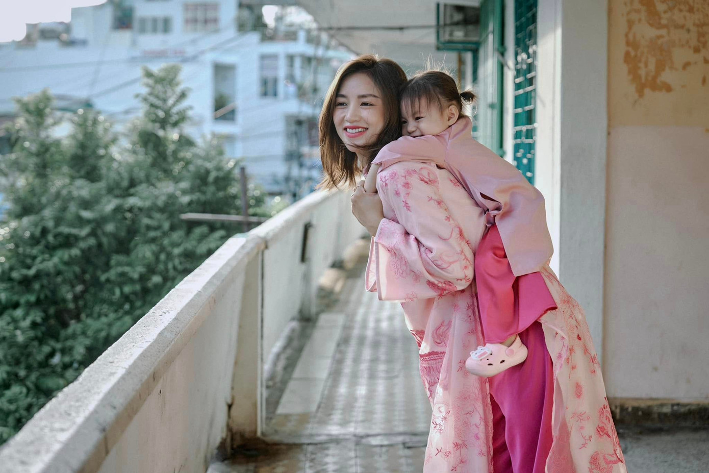 Hotgirl Salim cùng con gái Pam gây sốt với bộ ảnh Tết trong thiết kế áo dài Hồng Sư và Tiểu Hồng Sư. Hotgirl Salim cùng con gái Pam gây sốt với bộ ảnh Tết trong thiết kế áo dài Hồng Sư và Tiểu Hồng Sư.