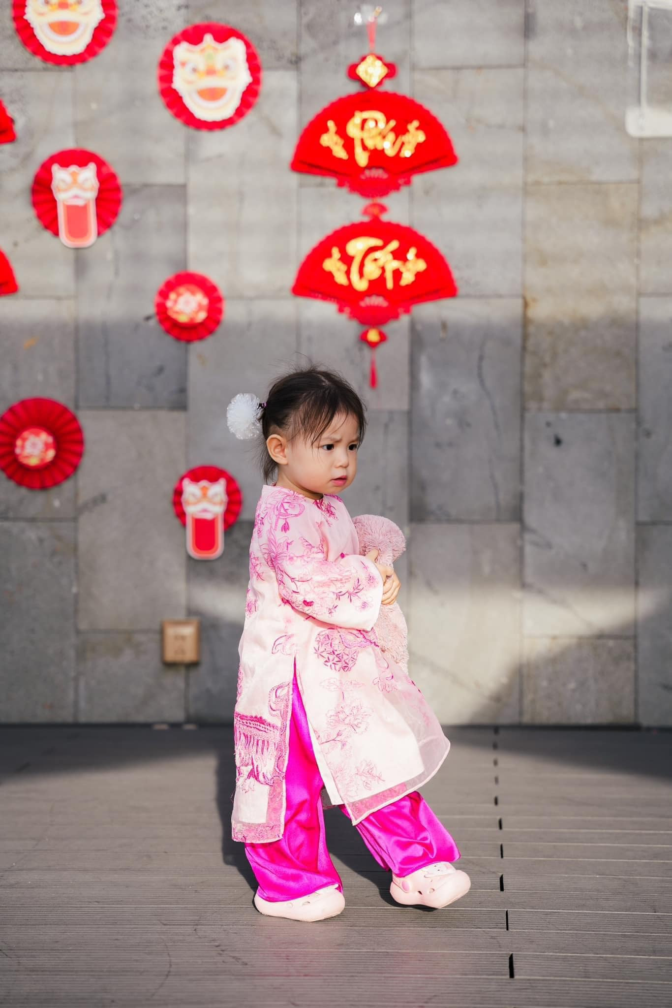 Hotgirl Salim cùng con gái Pam gây sốt với bộ ảnh Tết trong thiết kế áo dài Hồng Sư và Tiểu Hồng Sư. Hotgirl Salim cùng con gái Pam gây sốt với bộ ảnh Tết trong thiết kế áo dài Hồng Sư và Tiểu Hồng Sư.