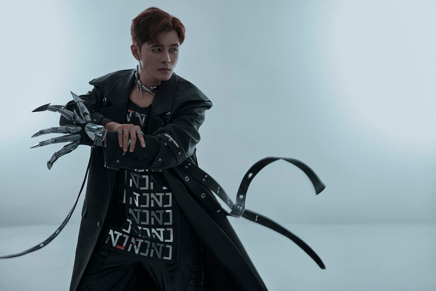 Trong các bộ hình thời trang, mỹ nam sinh năm 1994 chiêu đãi khán giả những tạo hình cá tính. Trong các bộ hình thời trang, mỹ nam sinh năm 1994 chiêu đãi khán giả những tạo hình cá tính.