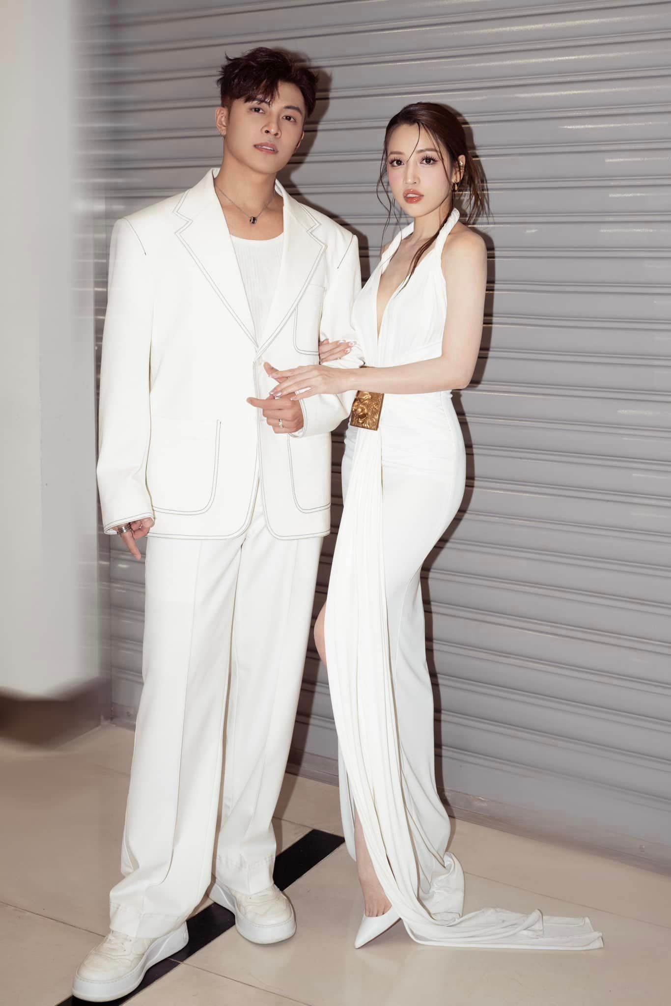 Gin Tuấn Kiệt "ghi điểm" khi diện trang phục tông xuyệt tông, sánh đôi cùng vợ Puka. Gin Tuấn Kiệt "ghi điểm" khi diện trang phục tông xuyệt tông, sánh đôi cùng vợ Puka.