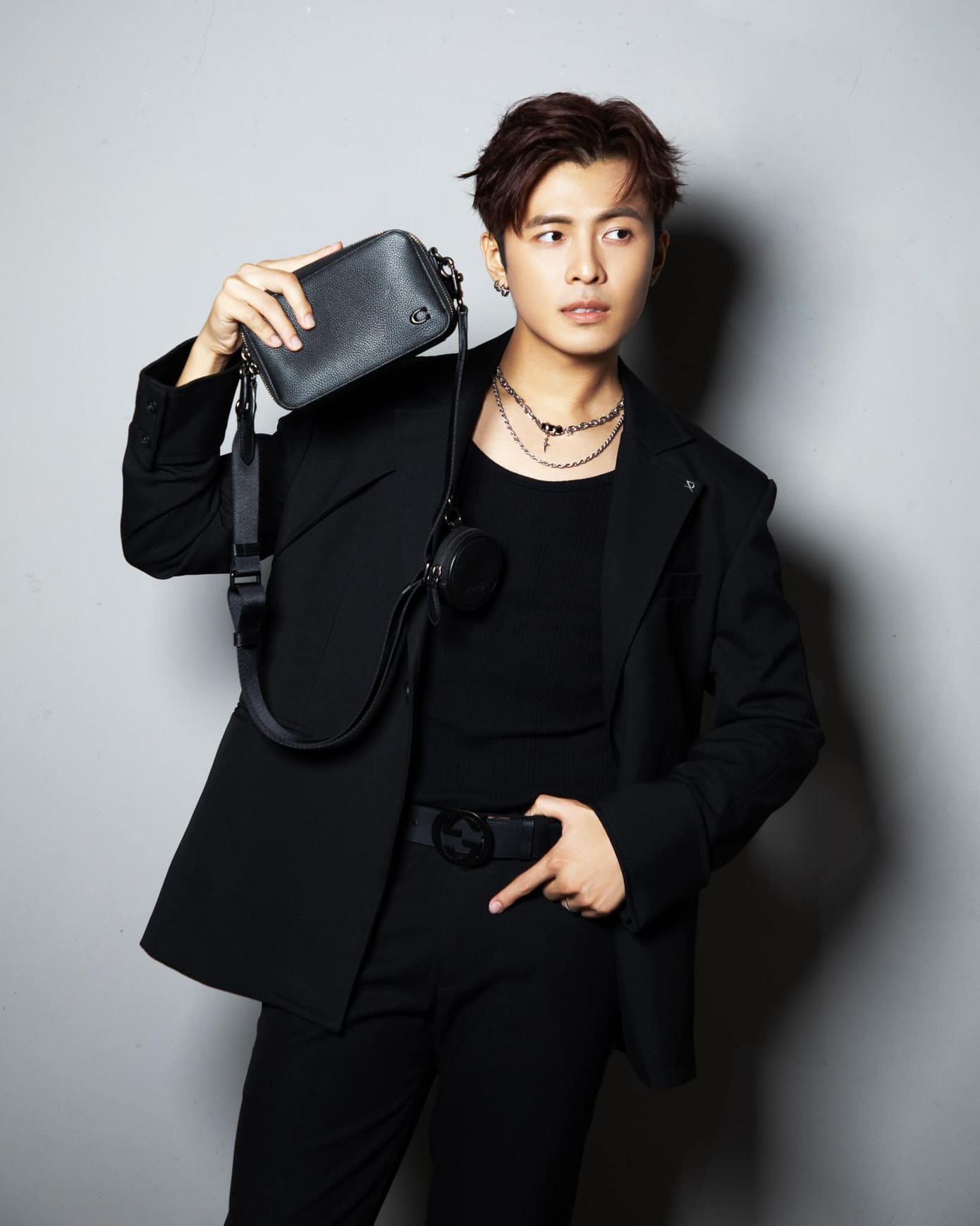 Trong các bộ hình thời trang, mỹ nam sinh năm 1994 chiêu đãi khán giả những tạo hình cá tính. Trong các bộ hình thời trang, mỹ nam sinh năm 1994 chiêu đãi khán giả những tạo hình cá tính.