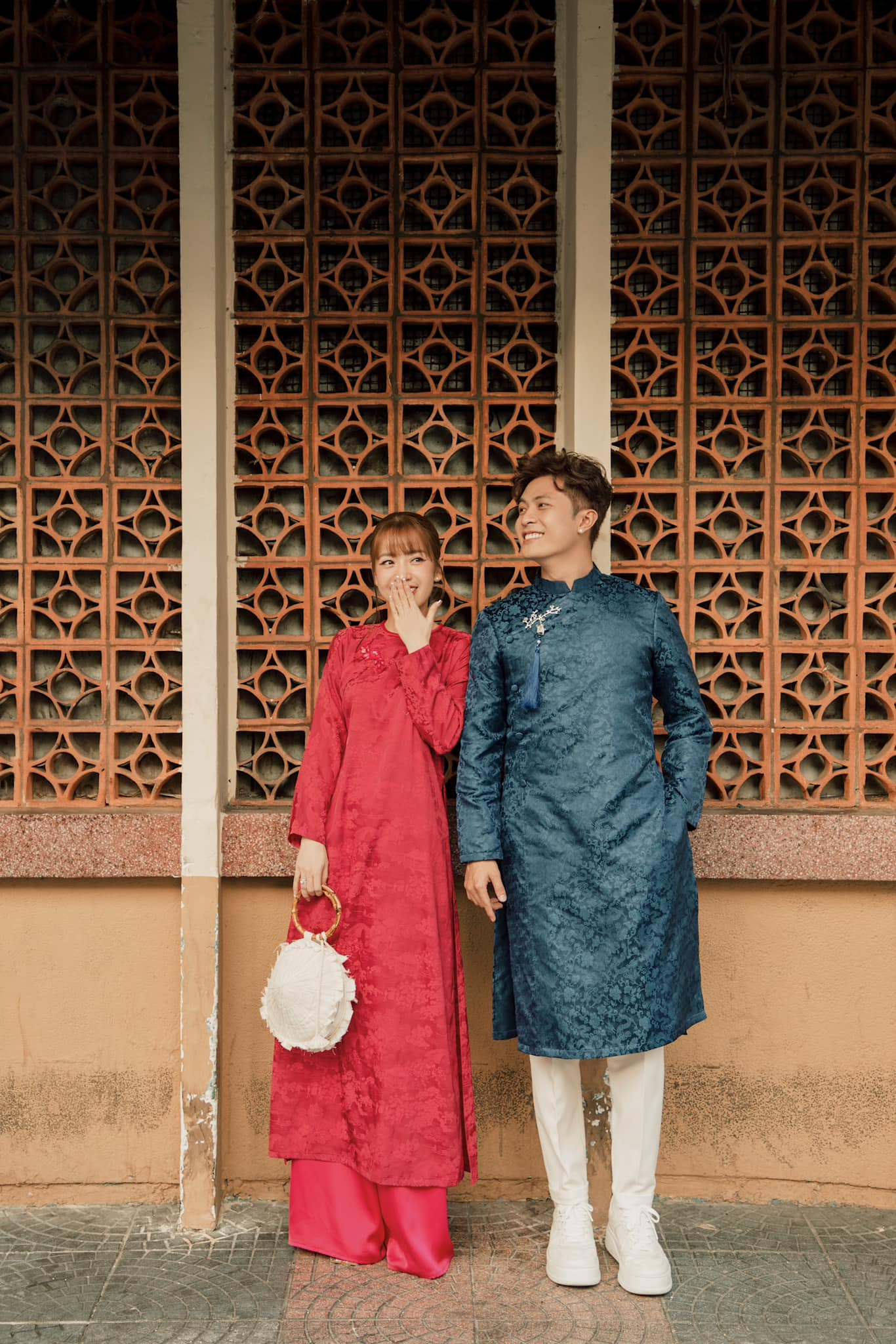 Gin Tuấn Kiệt "ghi điểm" khi diện trang phục tông xuyệt tông, sánh đôi cùng vợ Puka. Gin Tuấn Kiệt "ghi điểm" khi diện trang phục tông xuyệt tông, sánh đôi cùng vợ Puka.