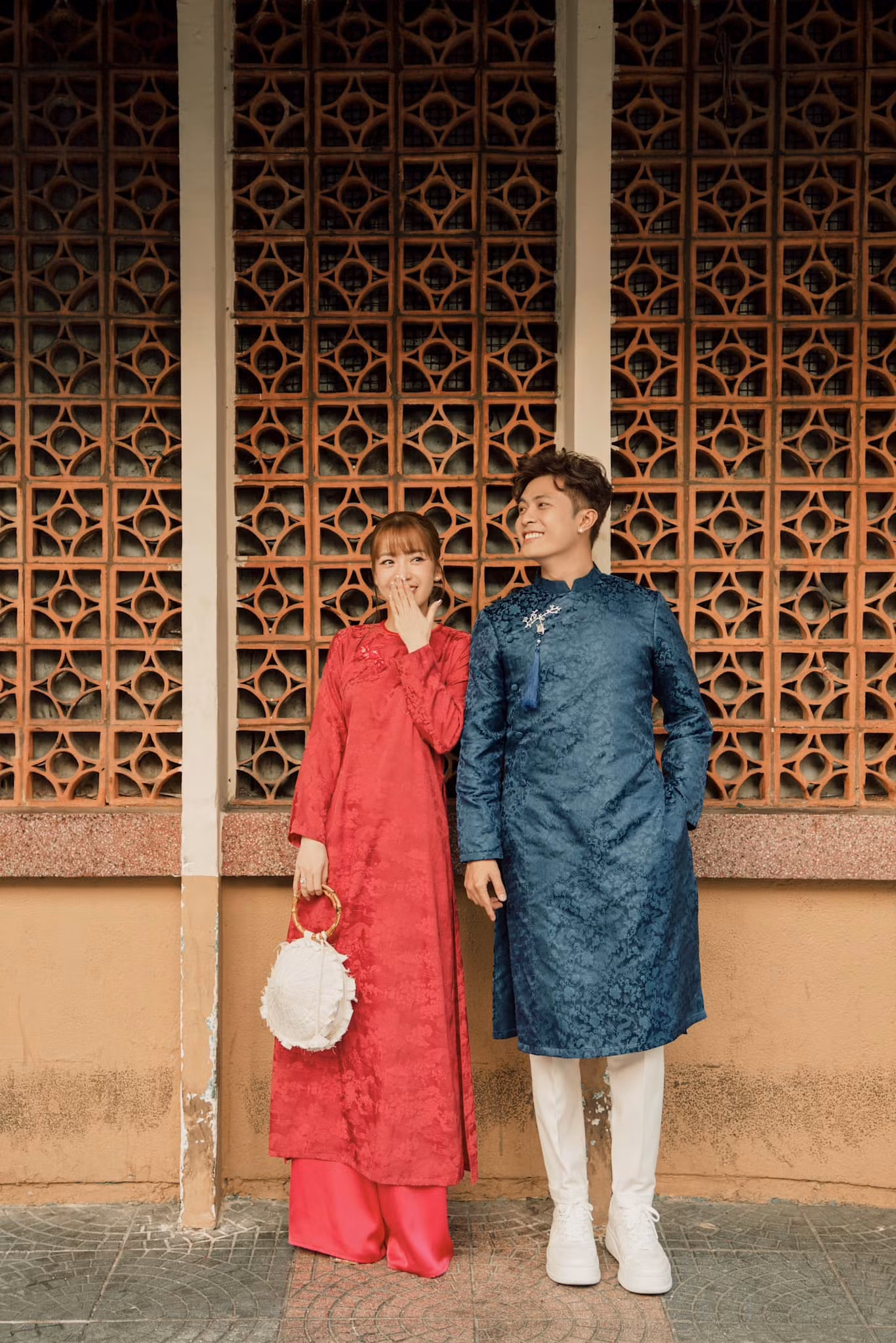Gin Tuấn Kiệt "ghi điểm" khi diện trang phục tông xuyệt tông, sánh đôi cùng vợ Puka. Gin Tuấn Kiệt "ghi điểm" khi diện trang phục tông xuyệt tông, sánh đôi cùng vợ Puka.