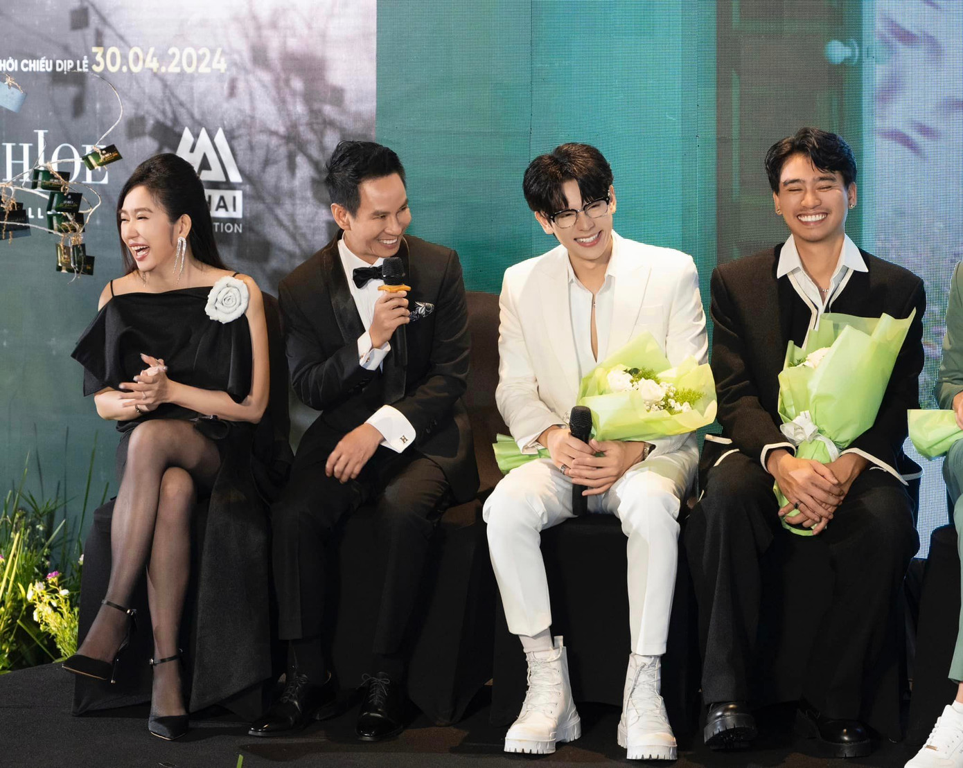 Diện mạo bảnh bao của mỹ nam sinh năm 2000 tại họp báo giao lưu với khán giả. Diện mạo bảnh bao của mỹ nam sinh năm 2000 tại họp báo giao lưu với khán giả.