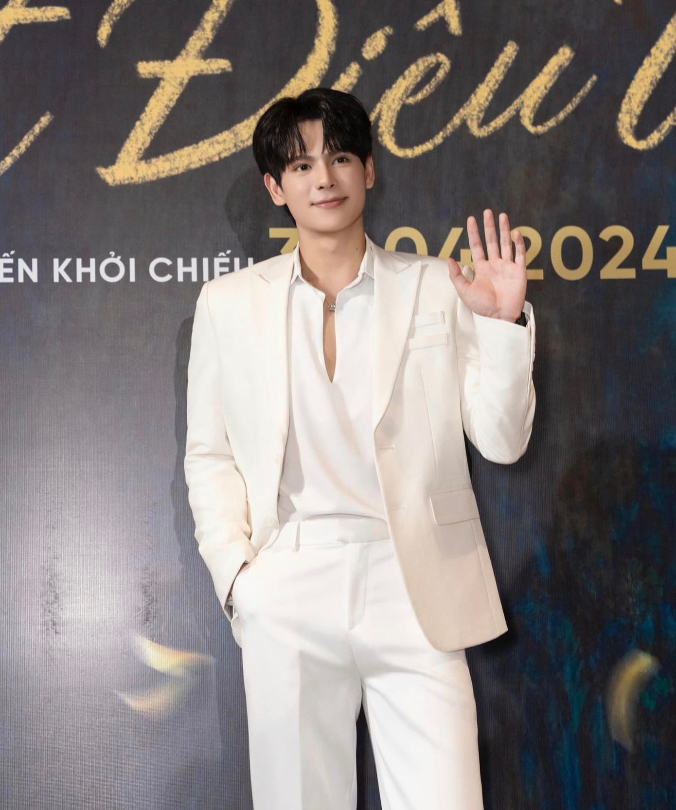 Diện mạo bảnh bao của mỹ nam sinh năm 2000 tại họp báo giao lưu với khán giả. Diện mạo bảnh bao của mỹ nam sinh năm 2000 tại họp báo giao lưu với khán giả.