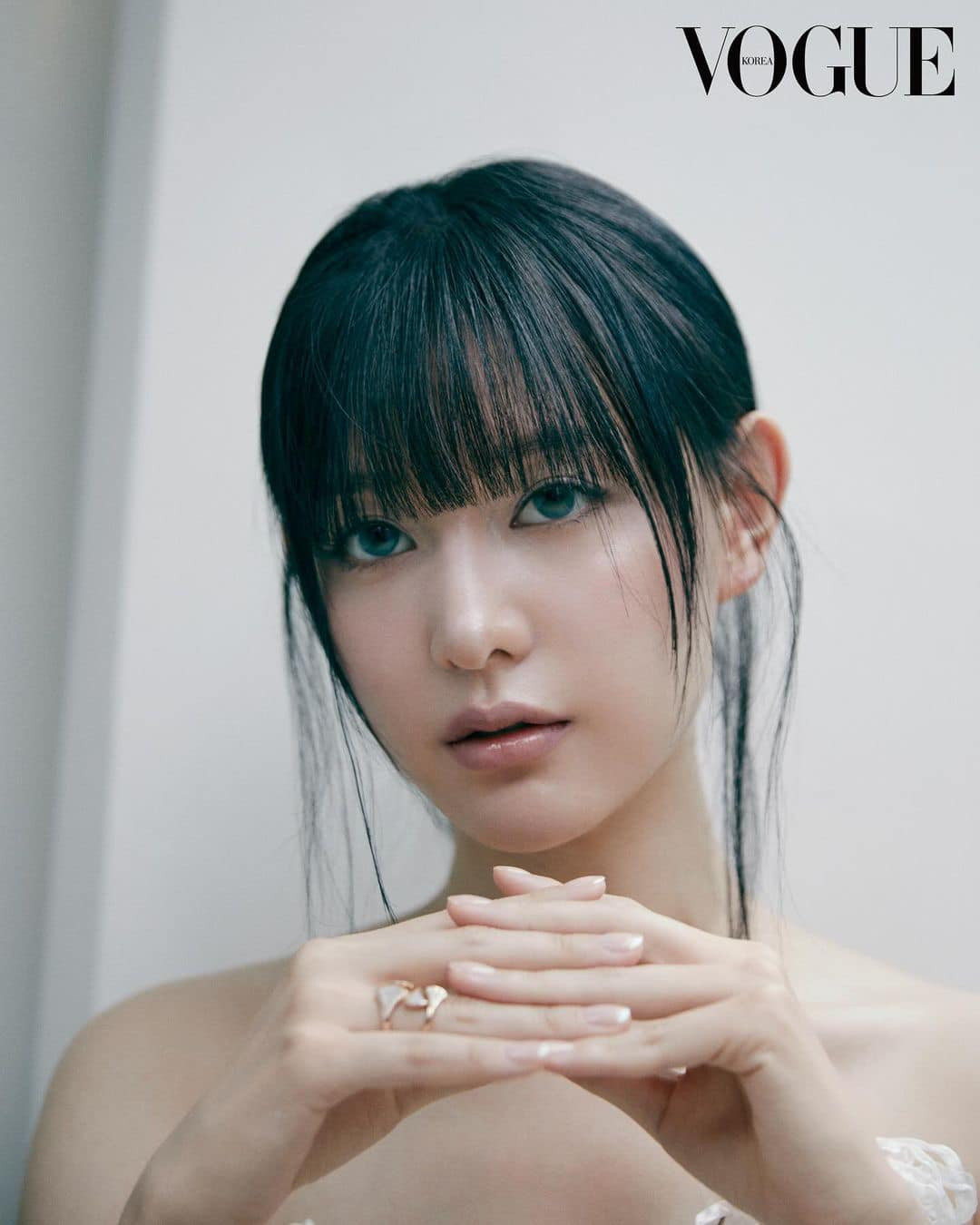 Lối trang điểm tông lạnh nhấn vào kính áp tròng sáng màu giúp diện mạo của sao nữ 9X trông ma mị, cuốn hút.