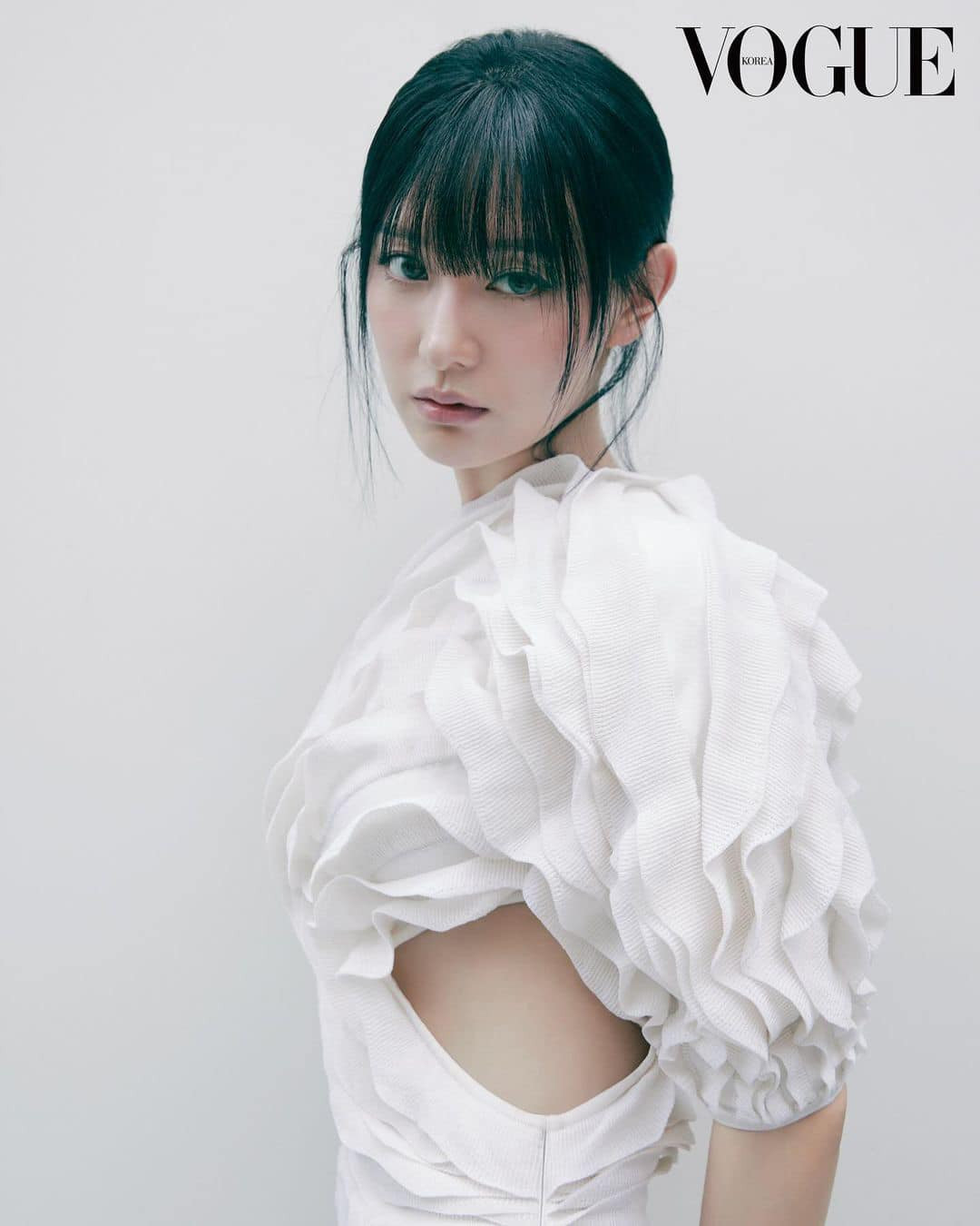 Nữ diễn viên tỏa sáng trong trang phục đầm lệch vai, xếp lớp cách điệu của thương hiệu Chloé.